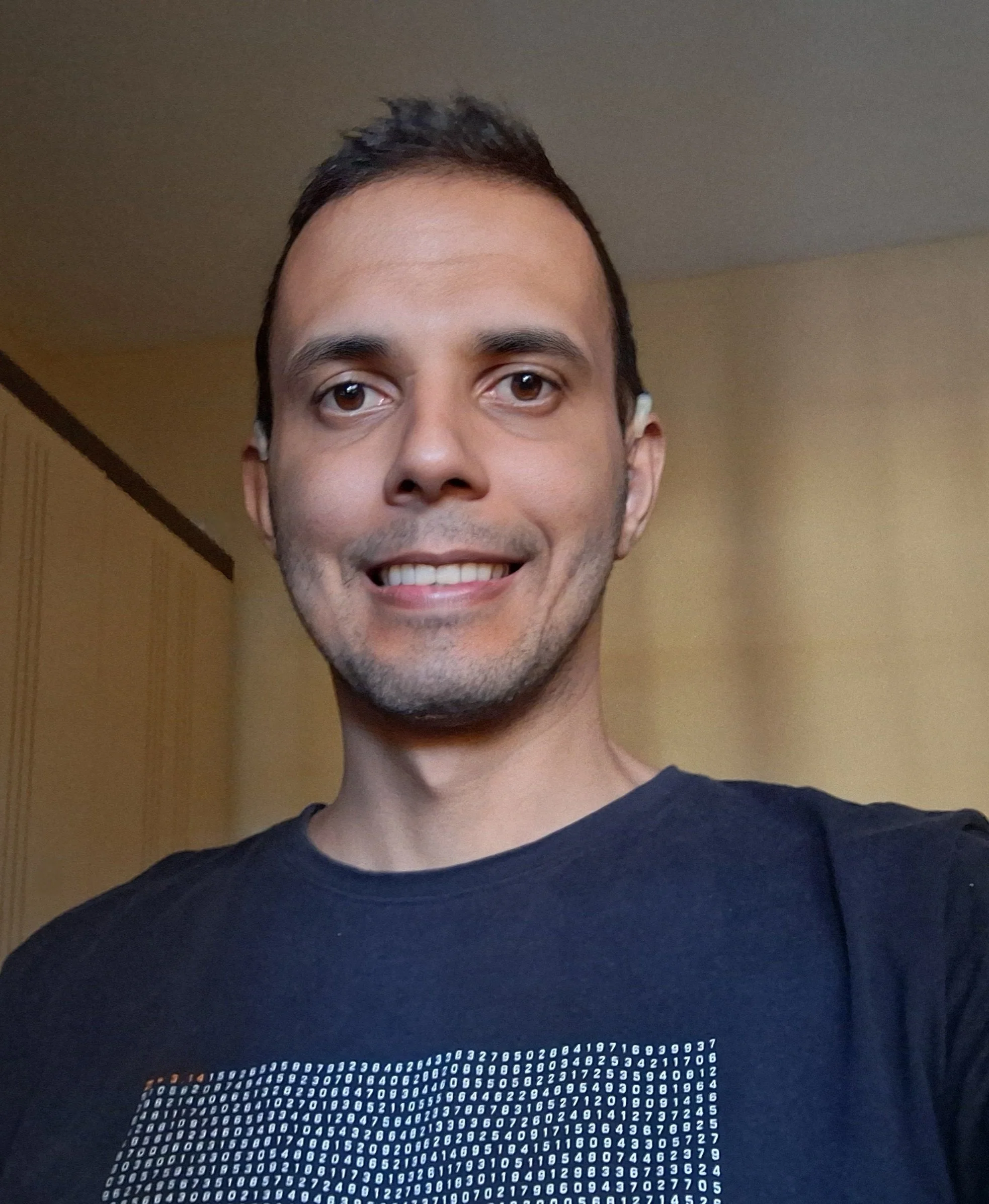 Foto de Felipe Afonso, autor de Nuances do Silêncio, e criador do projeto Nuances da Exclusão