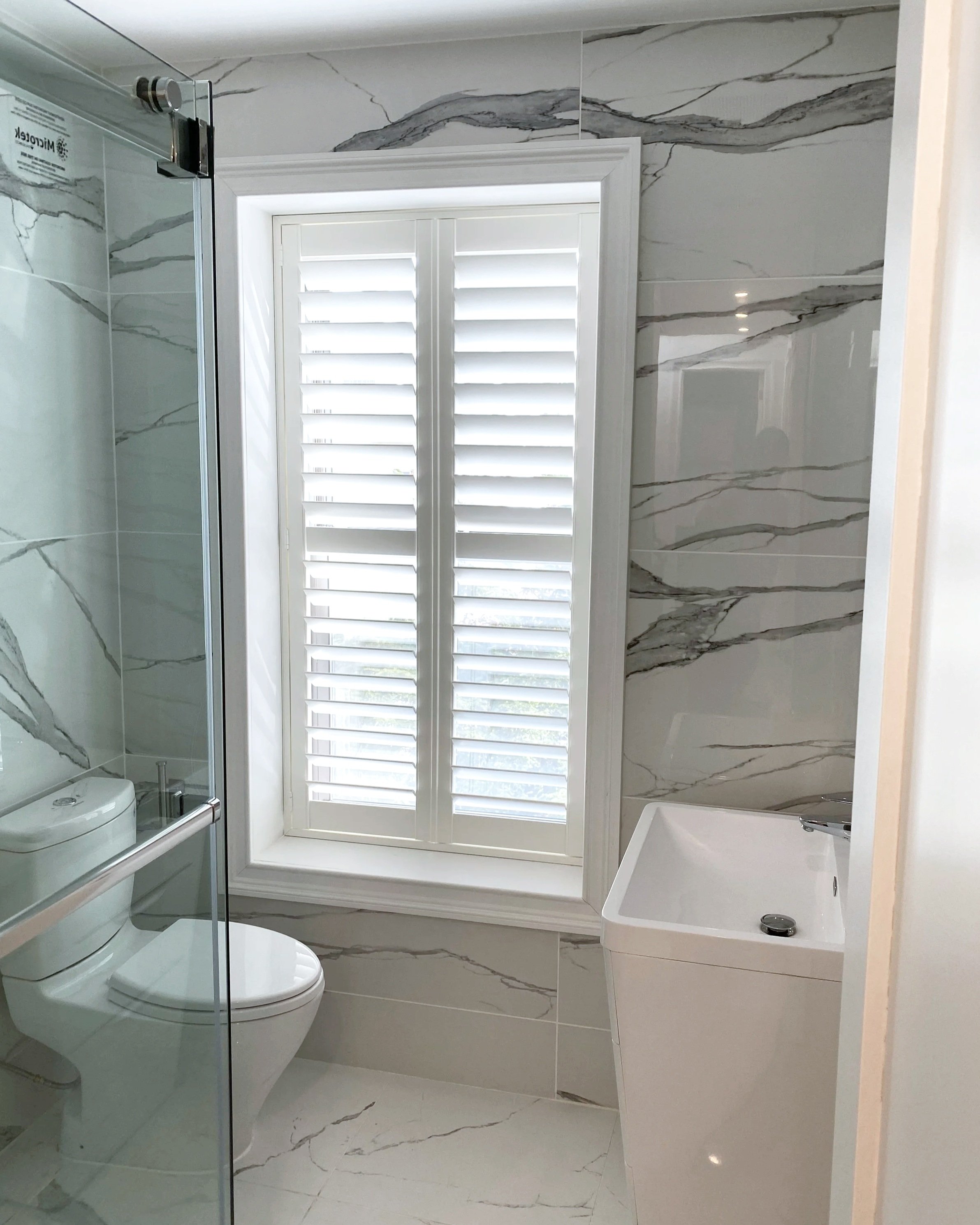 Shutter installation in the bathroom 