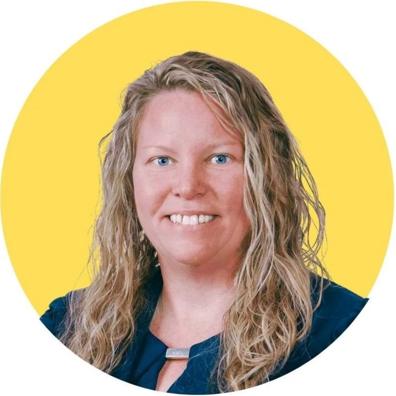 Alena Anberg, a woman with long, curly blonde hair, blue eyes, and a bright smile against a yellow circular background.