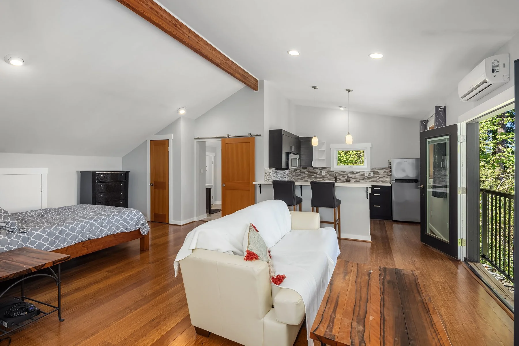 Full bathroom with kitchen, living & bed space 