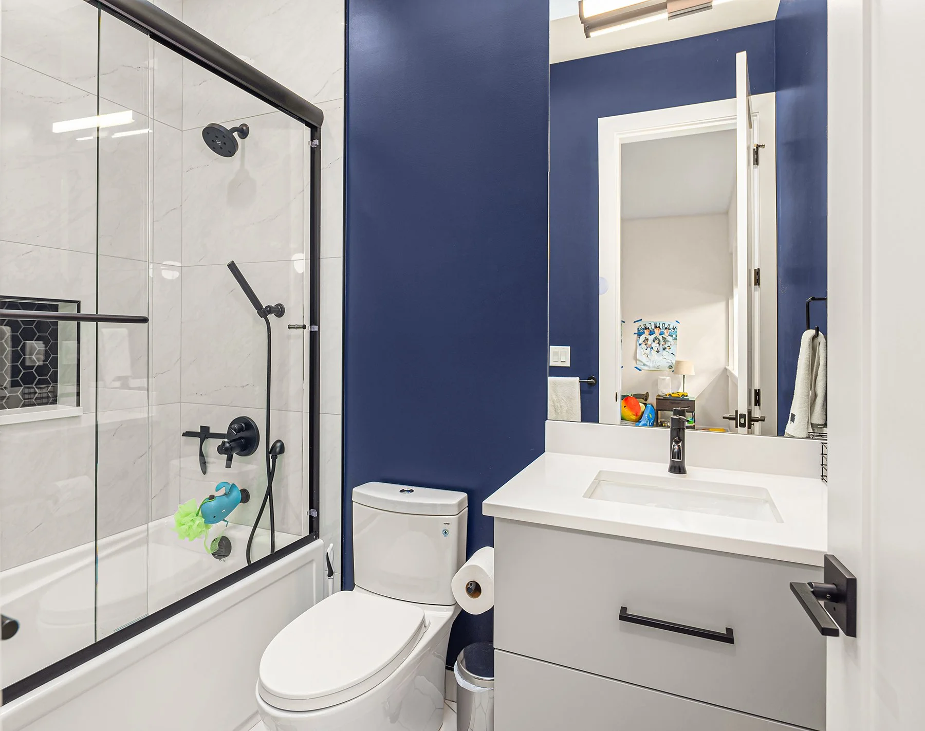 Blue room ensuite bathroom