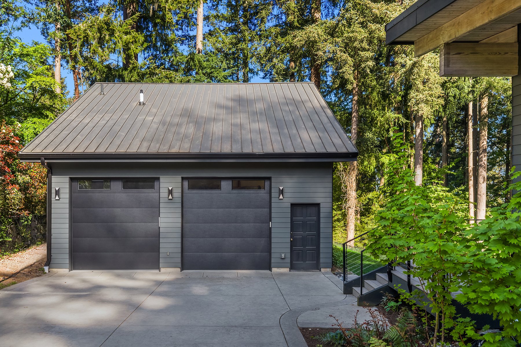 Dual tandem garage with lift, workspace & studio apartment