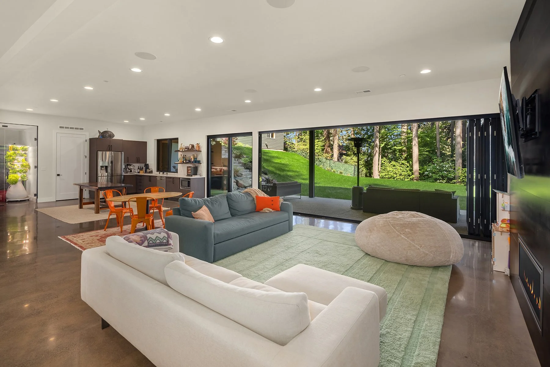 10' ceilings throughout 