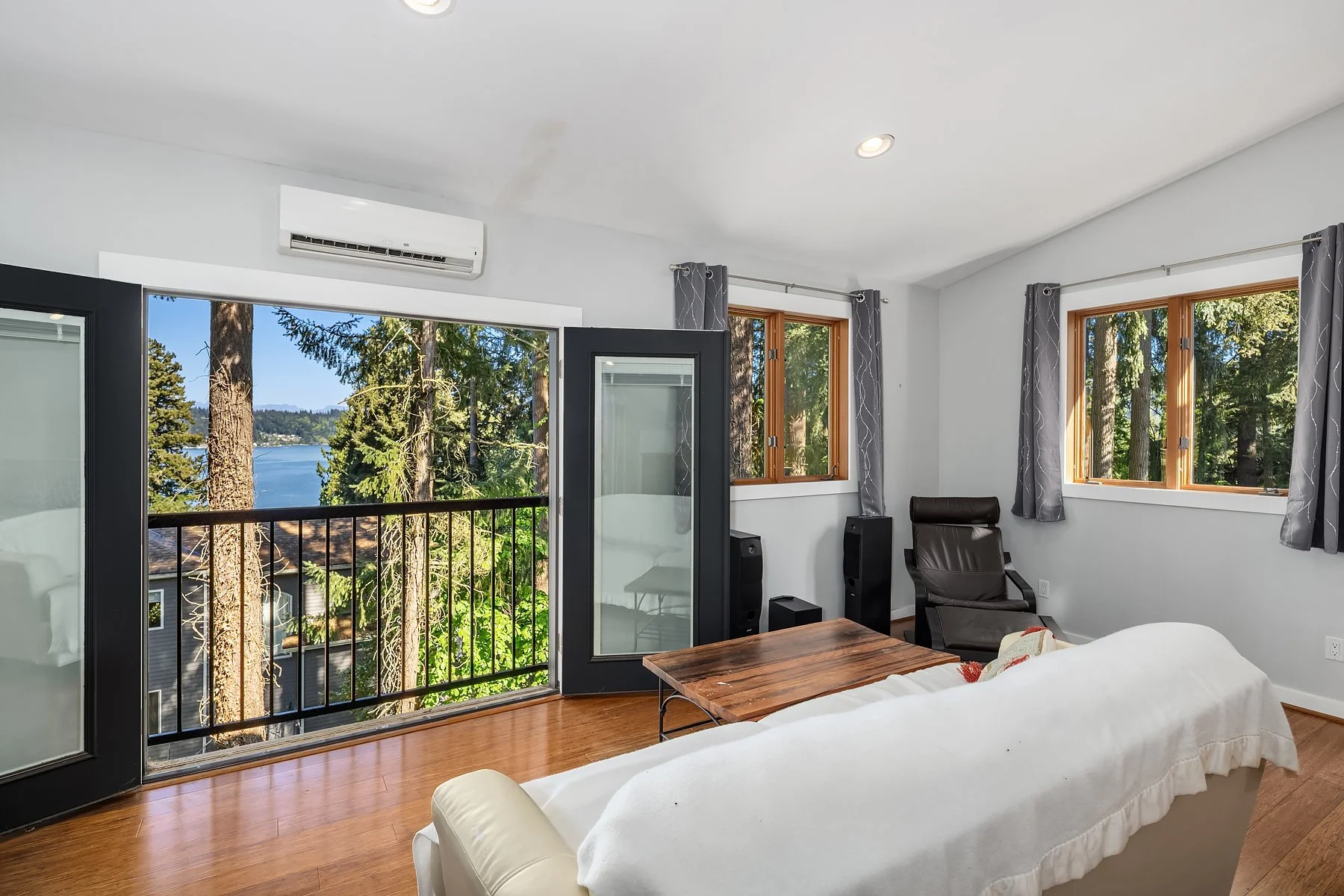 Studio apartment over the garage with views of Lake Sammamish