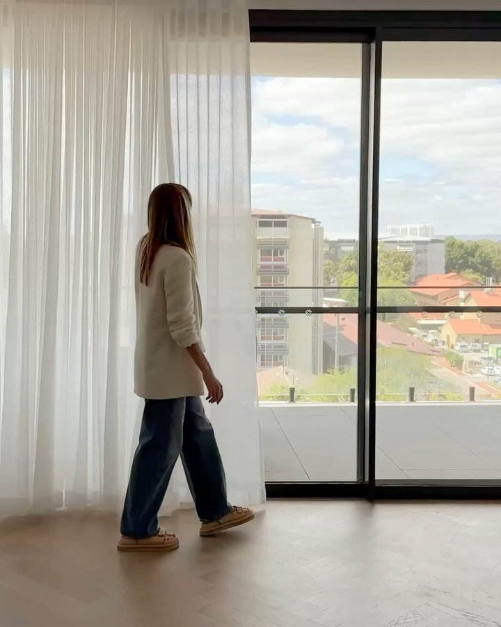 PSCO | INSIGHTS

Soft light, beautiful texture and one of those details that can completely change the way a room feels.

Our Interior Designer, Kellie, shares her thoughts on window furnishings. Considering how light, privacy and the way you live ca