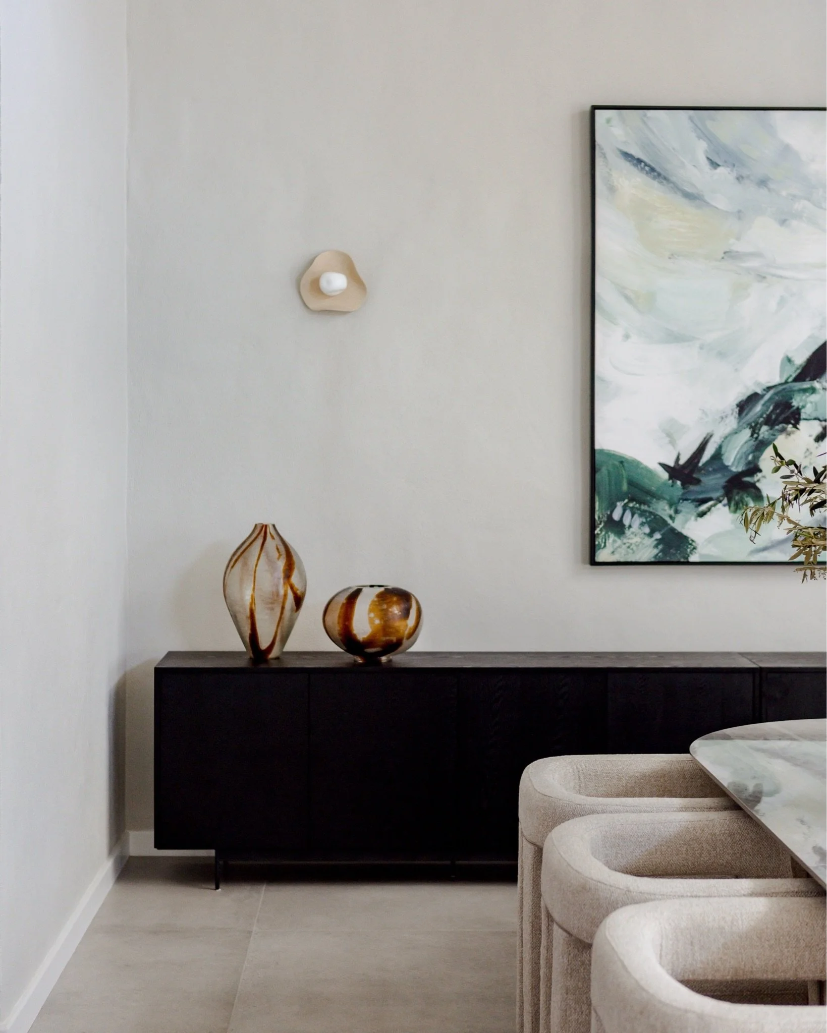 Artwork and sculptural details have the ability to transform an entire space.

 #elevatewithPSCO #designthatsells #curatedliving