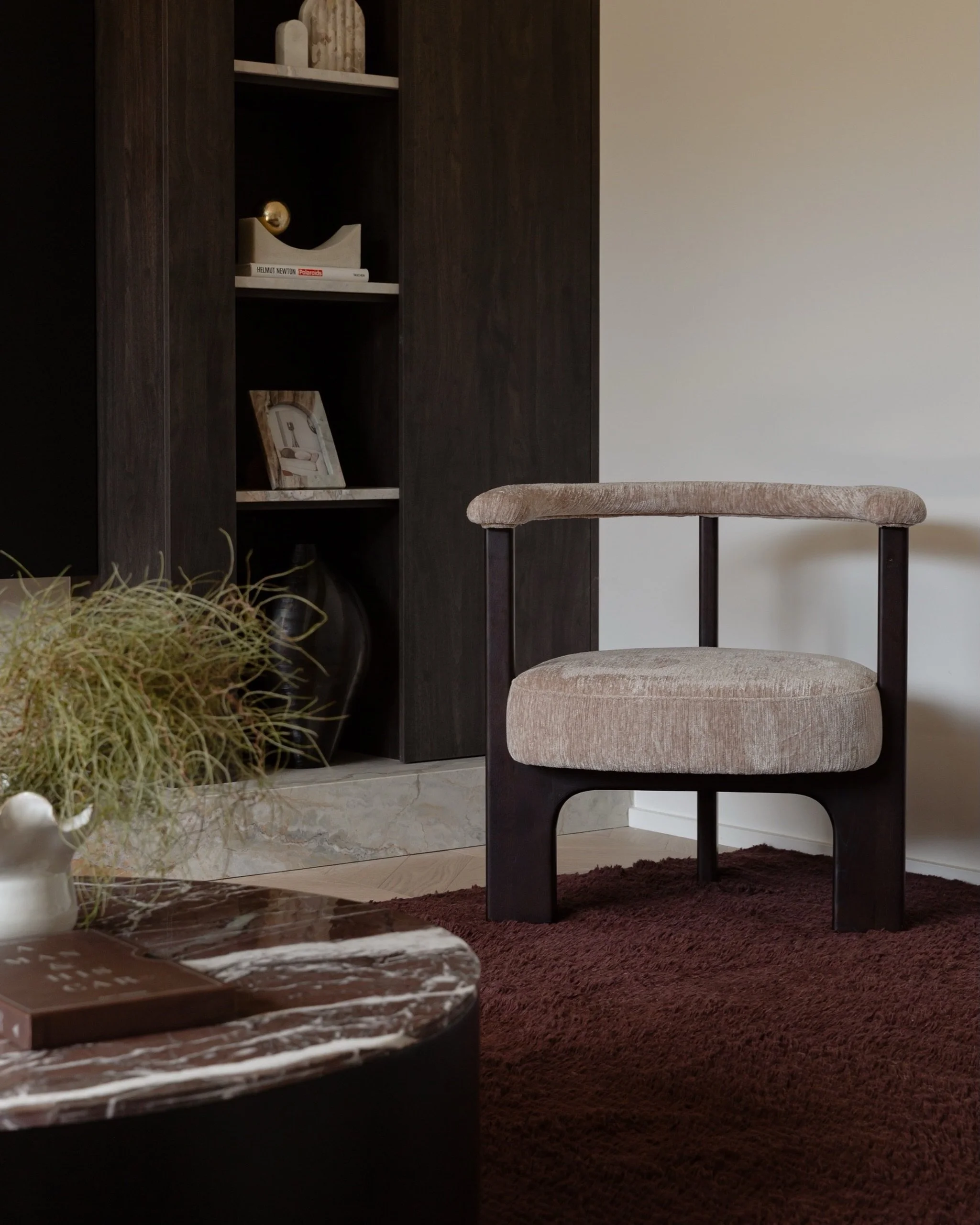 We love creating depth through furniture, accessories and soft furnishings. 
The burgundy rug and deep marble tones are bringing a moody moment to this Subiaco project.

 #elevatewithPSCO #designthatsells #curatedliving