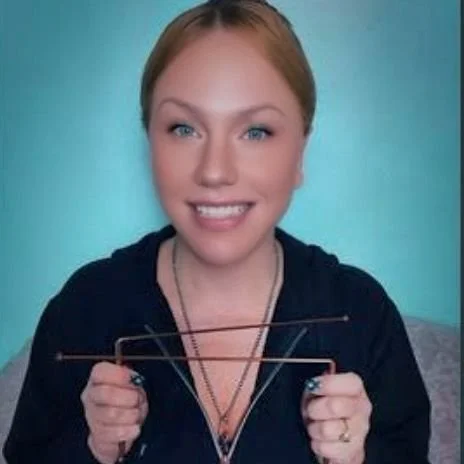 Rachel Lannyy uses dowsing rods to ask her guides for answers to fascinating questions. They close = Yes. They open = No. Interesting...
