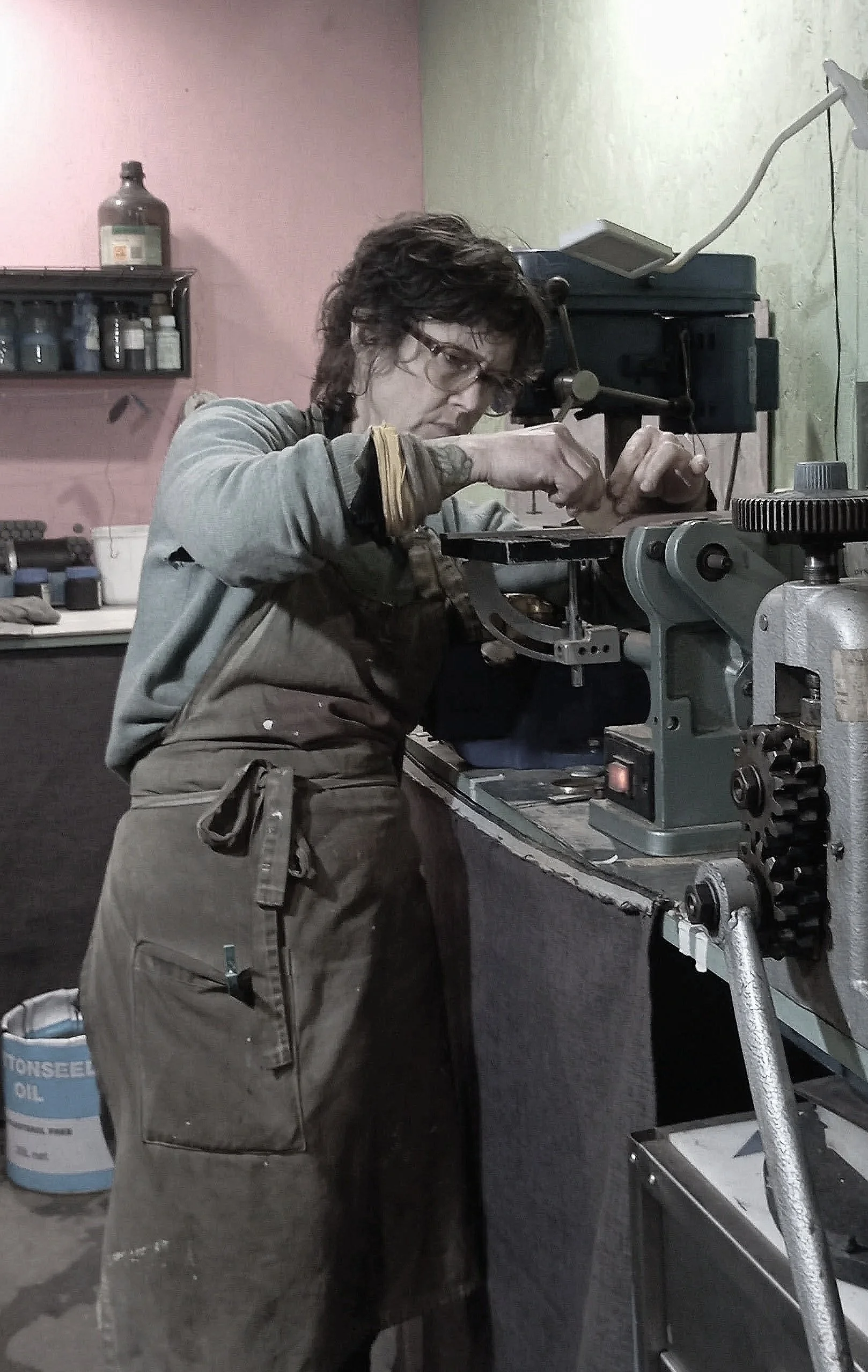 Natasa Milenovic working on a sanding machine in her studio