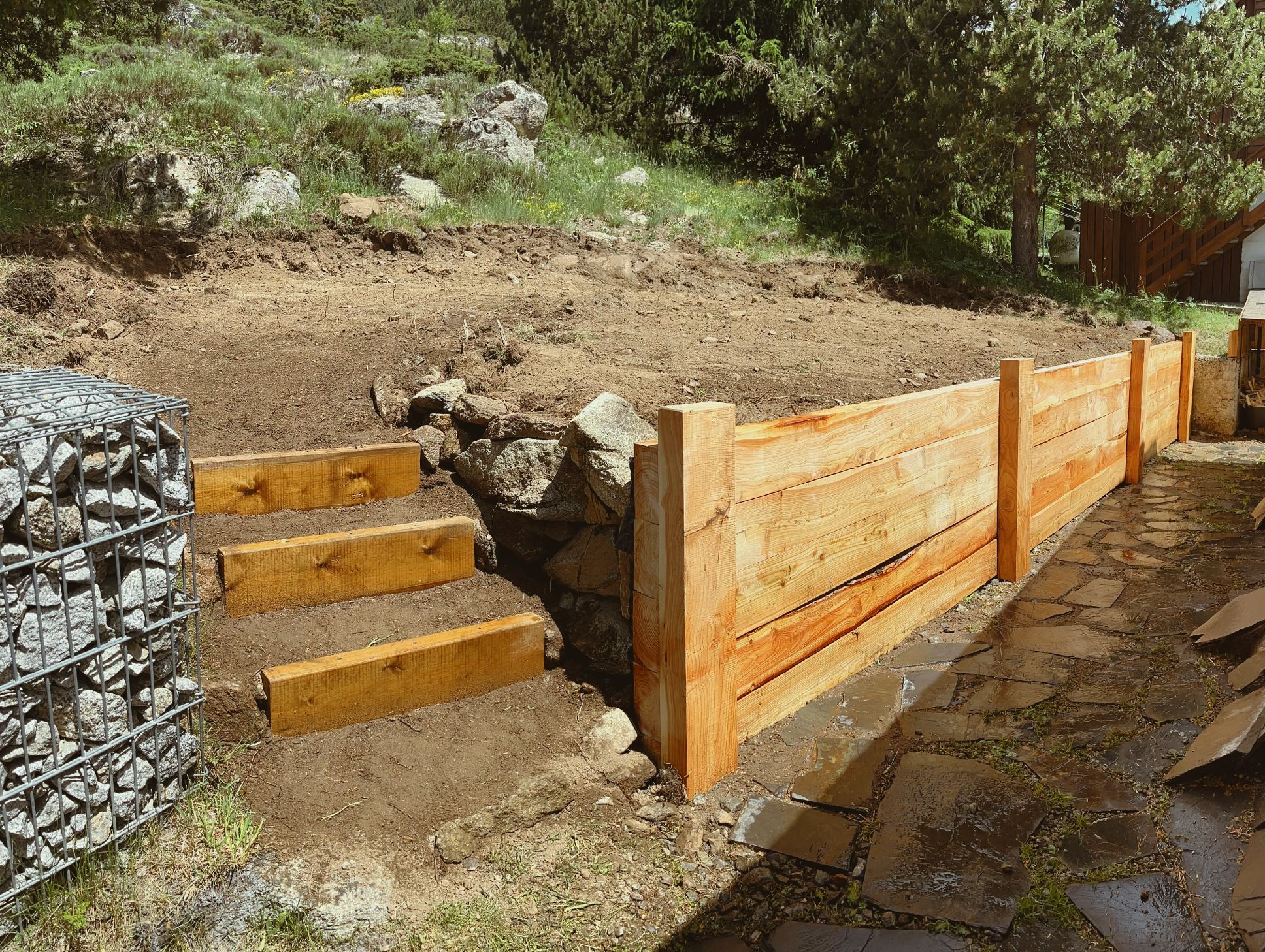 Sciage de planches (escalier et clôture) pour aménagement de jardin. 