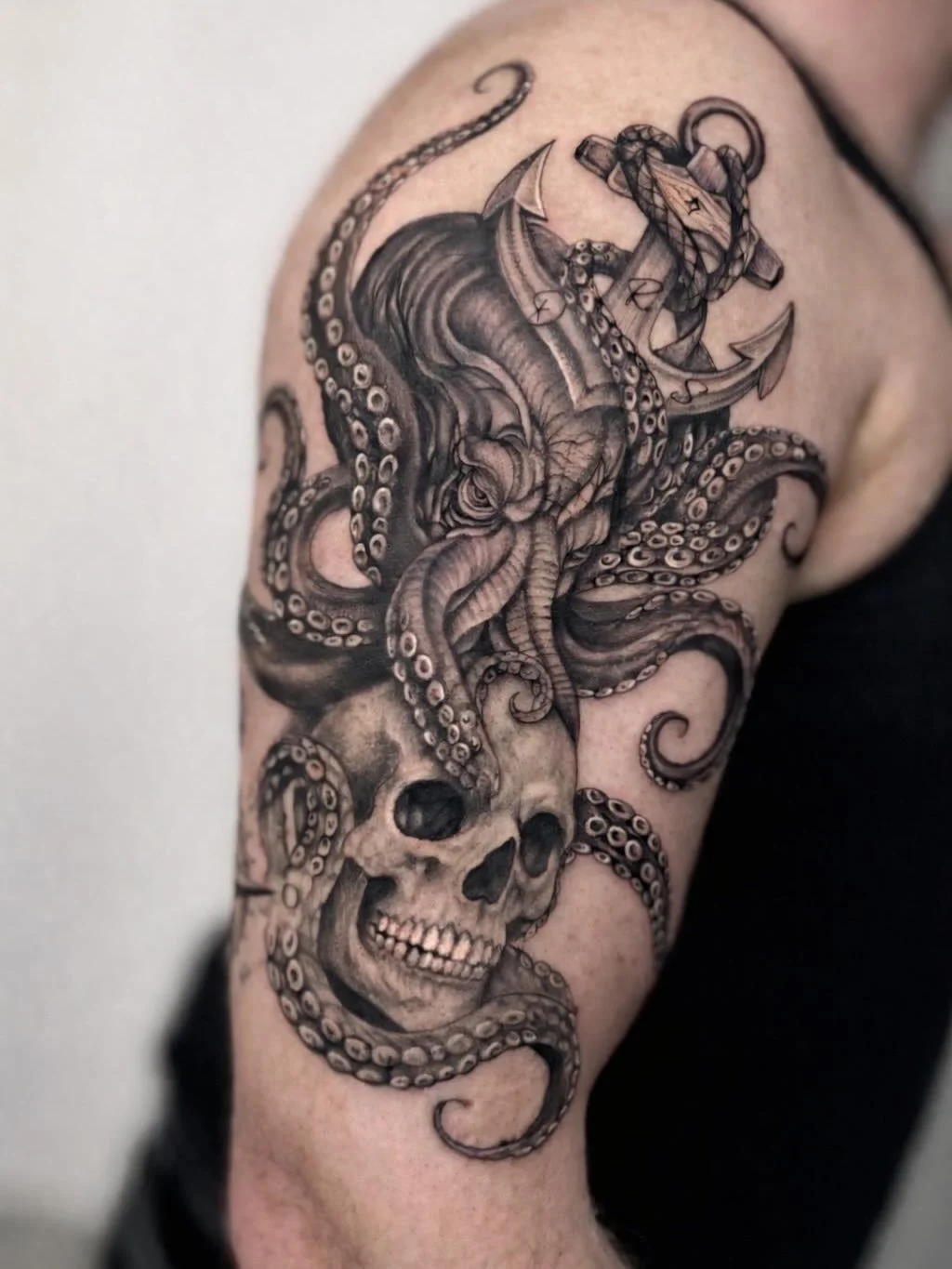 Arm project. Done in two sessions by @sarah_tattooing 🐙

Vereinbare jetzt einen Beratungstermin. Wir setzen deinen Tattoo-Wunsch gemeinsam um. 

#tattoostudio #tattoo #ink