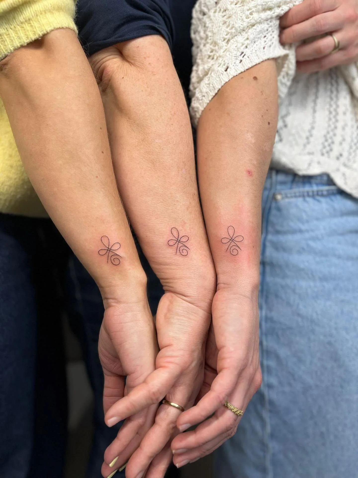 Connection. Done by @julia.inks 🌸

Du hast einen Tattoo-Wunsch? Lass ihn uns gemeinsam verwirklichen. Link zur Terminbuchung in unserer Bio. 

#tattoostudio #tattoo #ink