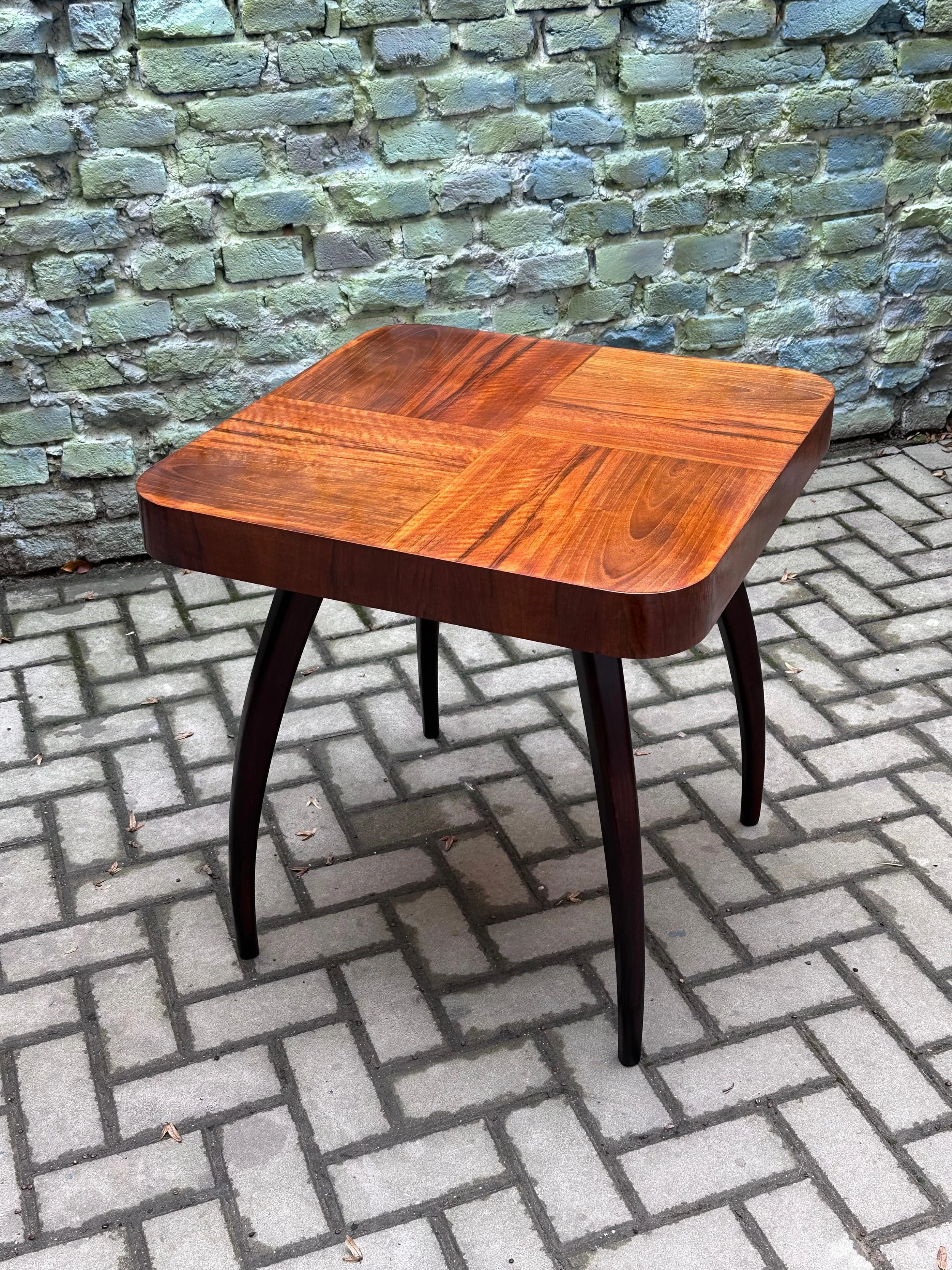 Renovace stolu pavouk, designer Jindřich Halabala