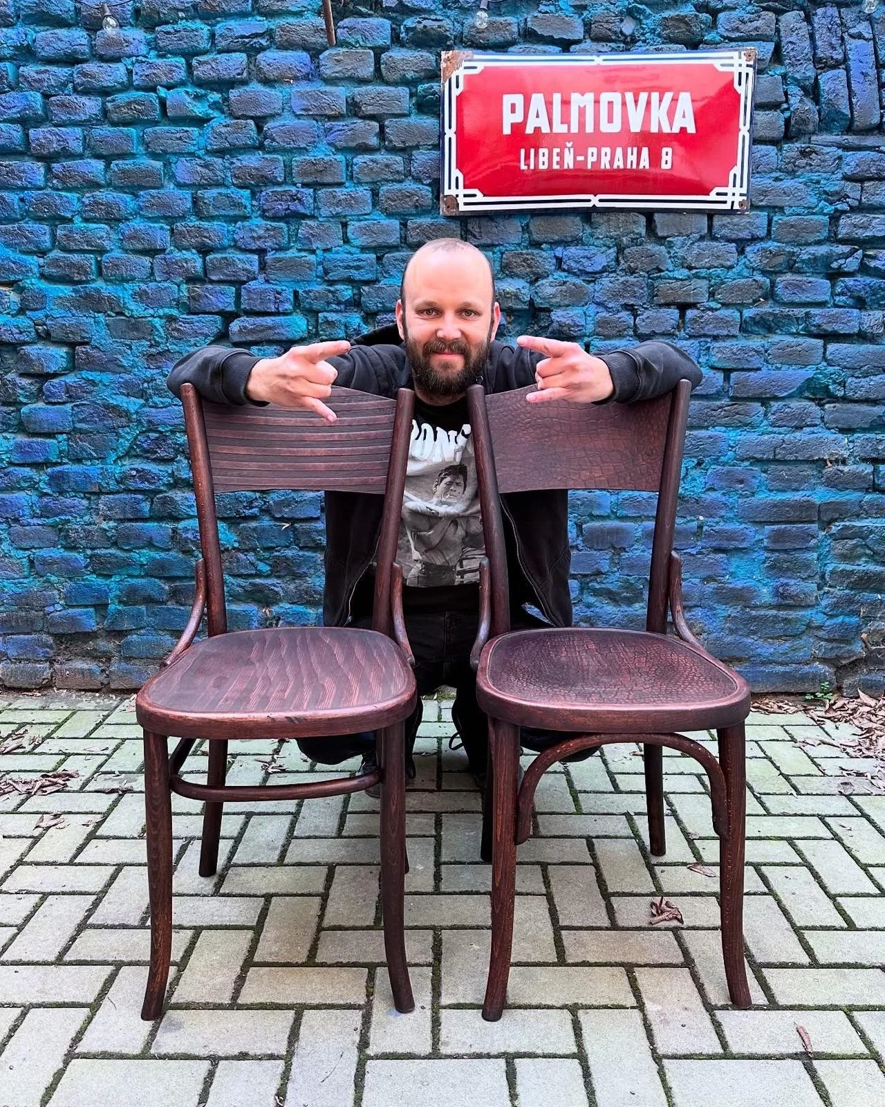 Účastník kurzu Zrenovuj si vlastní thonetku. Showroom a dílna Sedíme stylově na Praze 8.