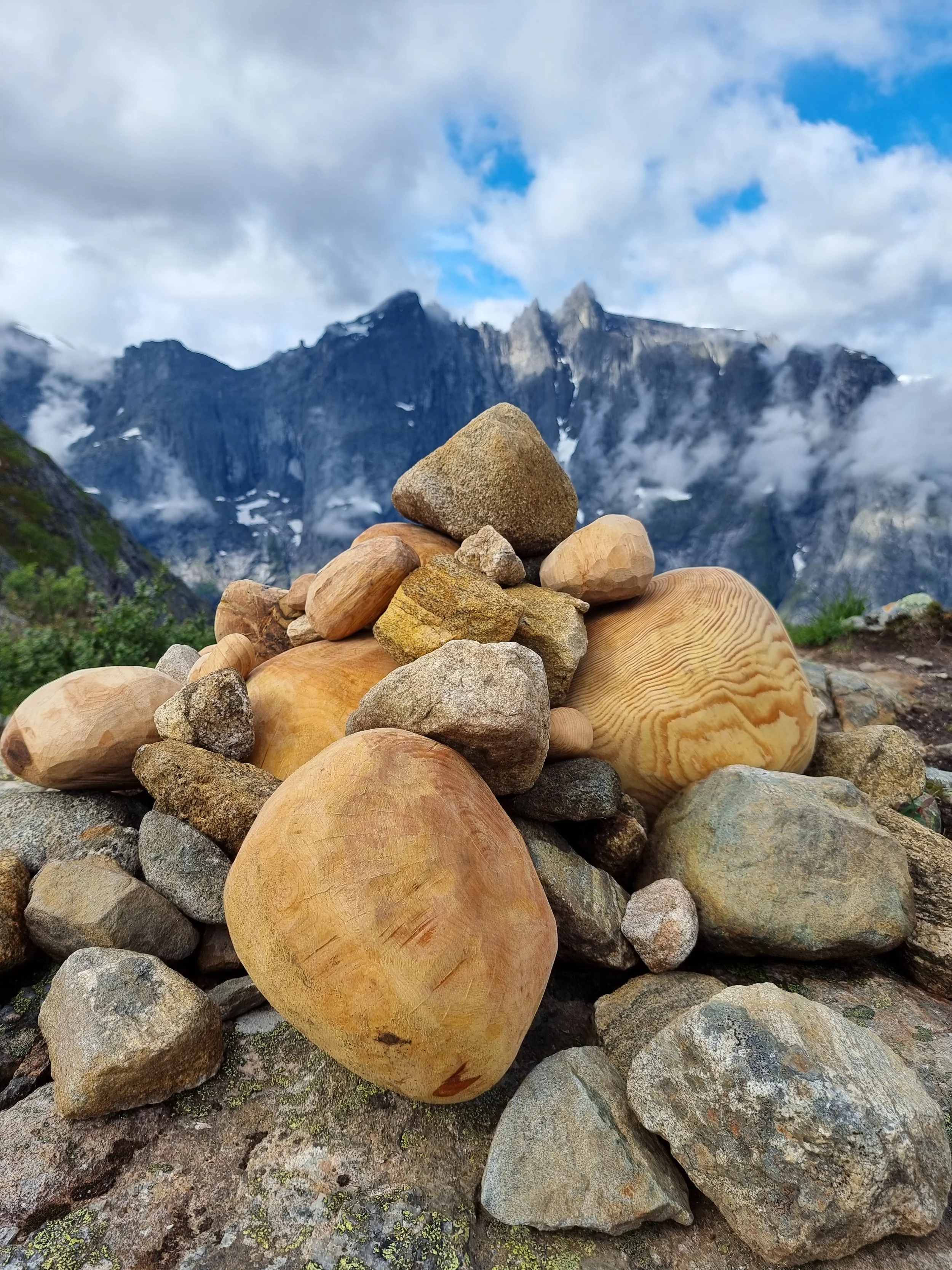 Kunst i natur varde utsnitt Trolltindene2.jpg