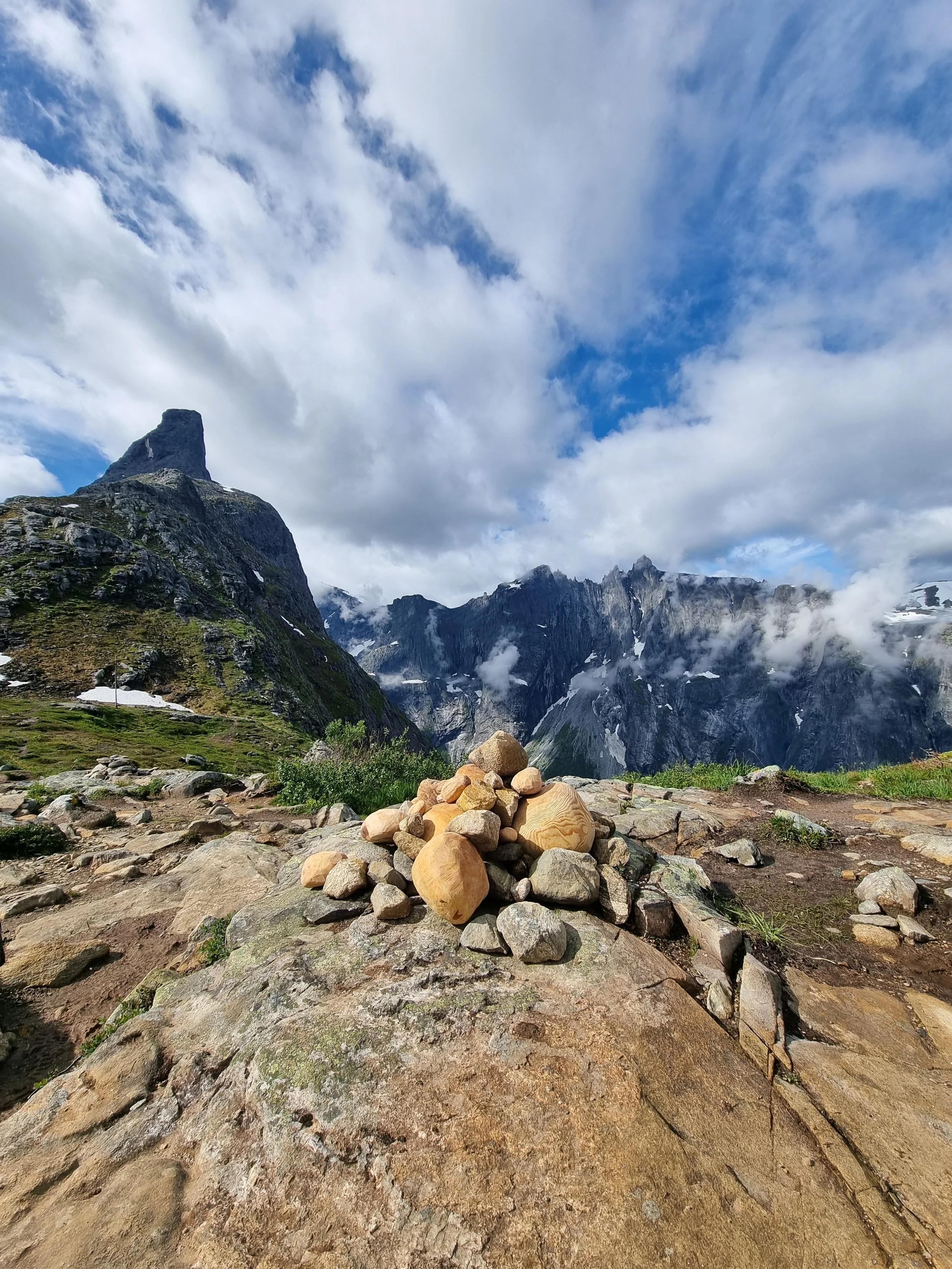 Kunst i natur varde utsnitt Romsdalshorn og Trolltindene.jpg