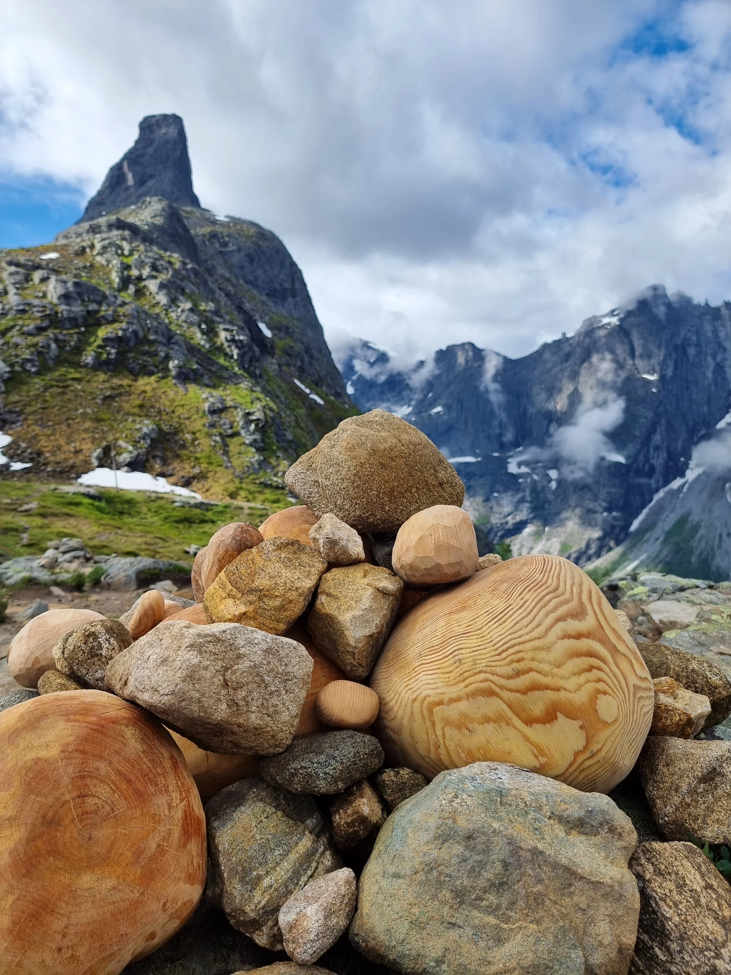Kunst i natur varde utsnitt Romsdalshorn2.jpg