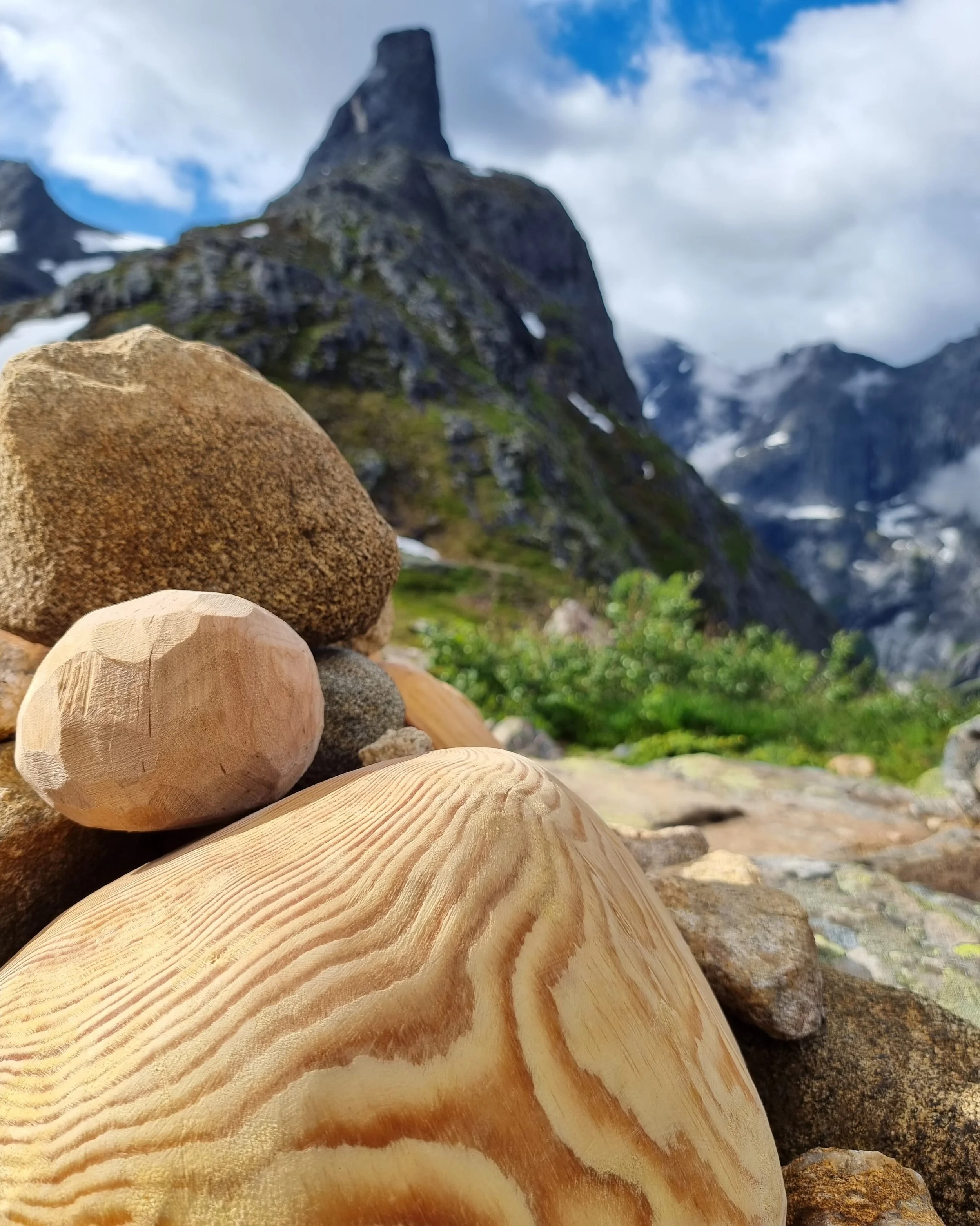 Kunst i natur varde utsnitt Romsdalshorn.jpg