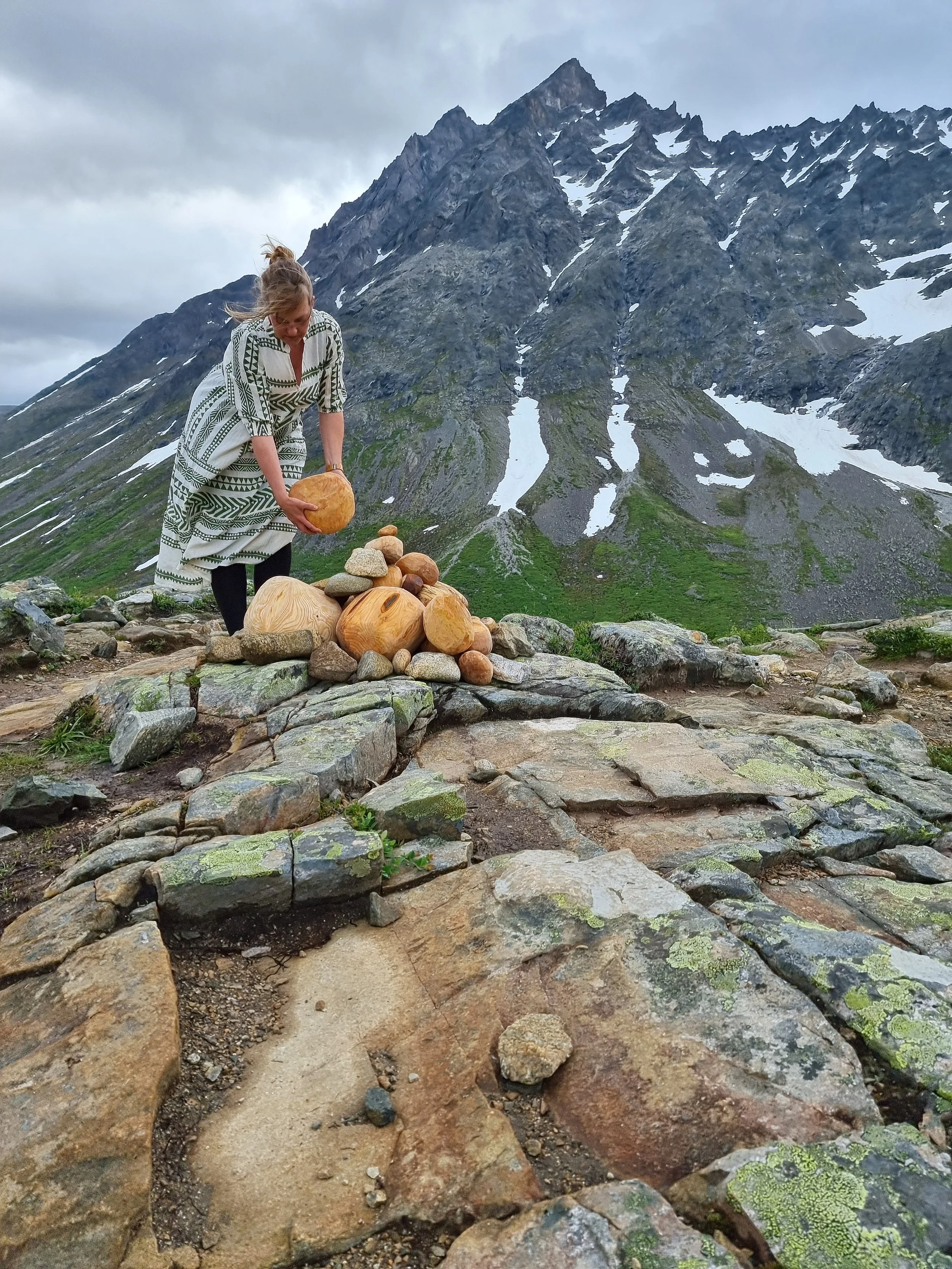 Bilder fra installasjonen på Litlefjell, og fra utstillingen i Galleri Innsikt i Isfjorden. 