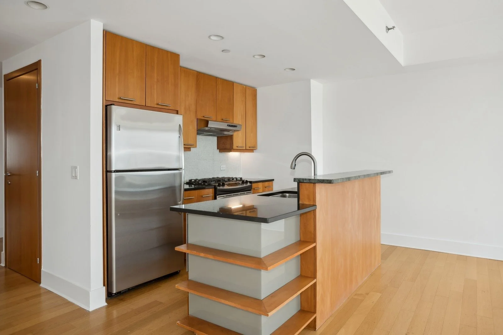 03_446KentAvenue_12C_5_Kitchen_Large.jpg