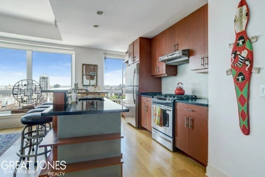2_440KentAvenue_18D_5_Kitchen_LowRes-2.jpg