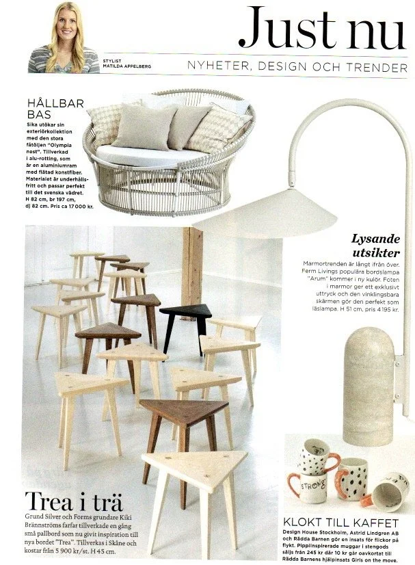 Bild på ett inredningsmagasin som visar ett utomhusbord, flera pallar i trä i olika färger, en stor golvlampa, och några muggar, med rubriker och beskrivningar på svenska.