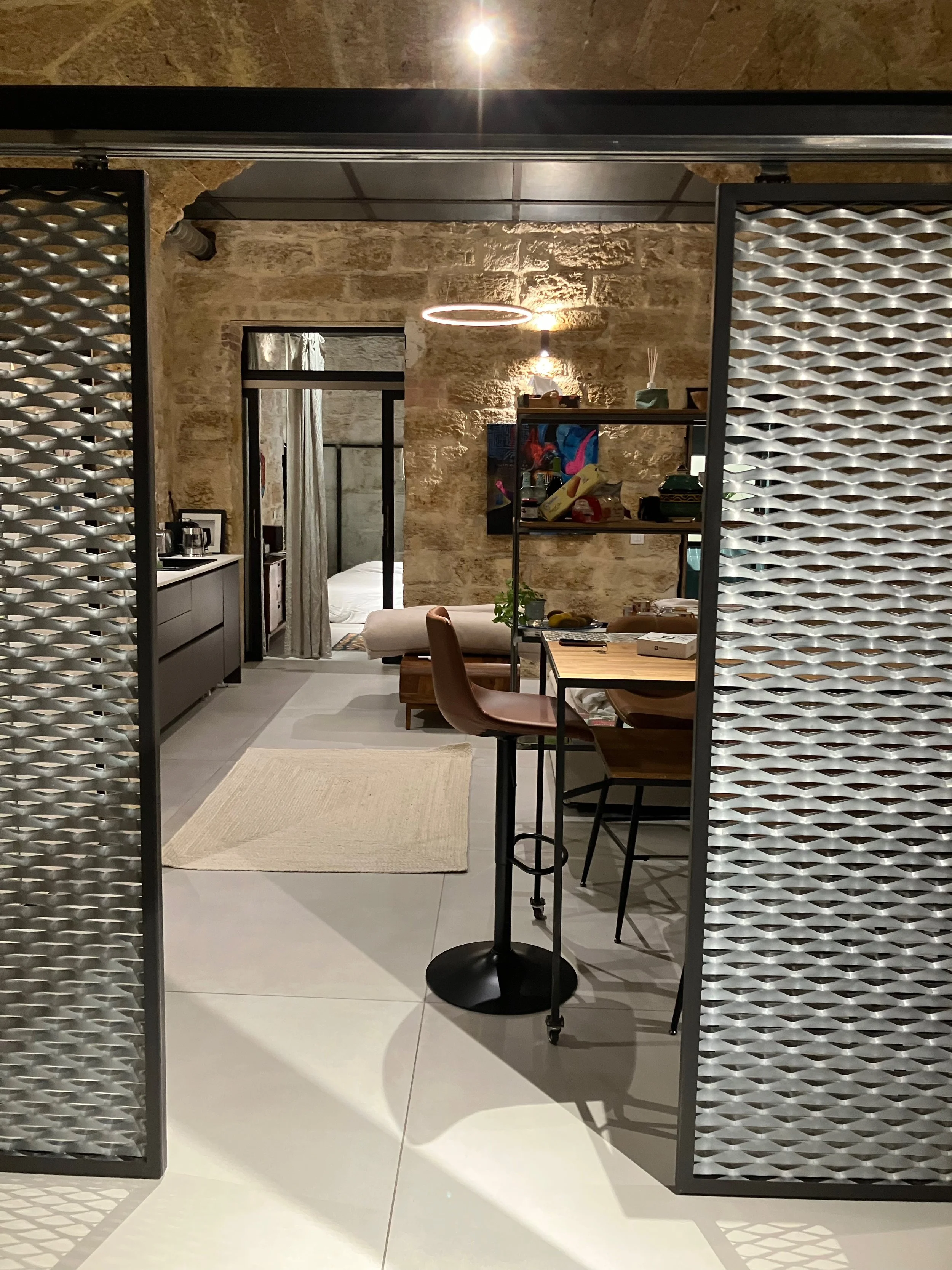 Creazioni industriali in ferro per loft e interni contemporanei