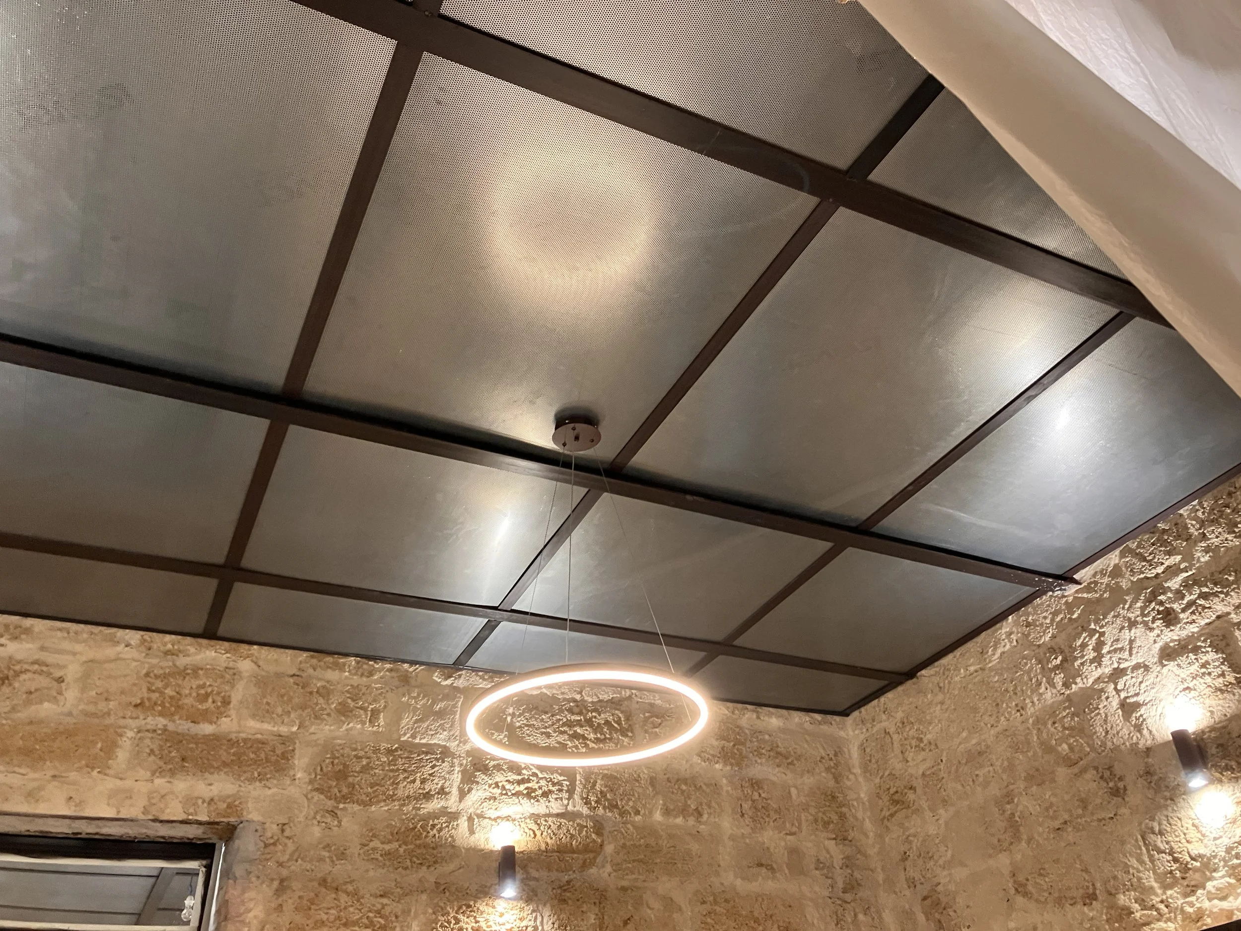 Struttura IPE su misura rivestita con pannelli metallici zincati.