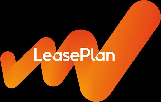 Logo van LeasePlan met een oranje zigzagvorm op zwarte achtergrond.