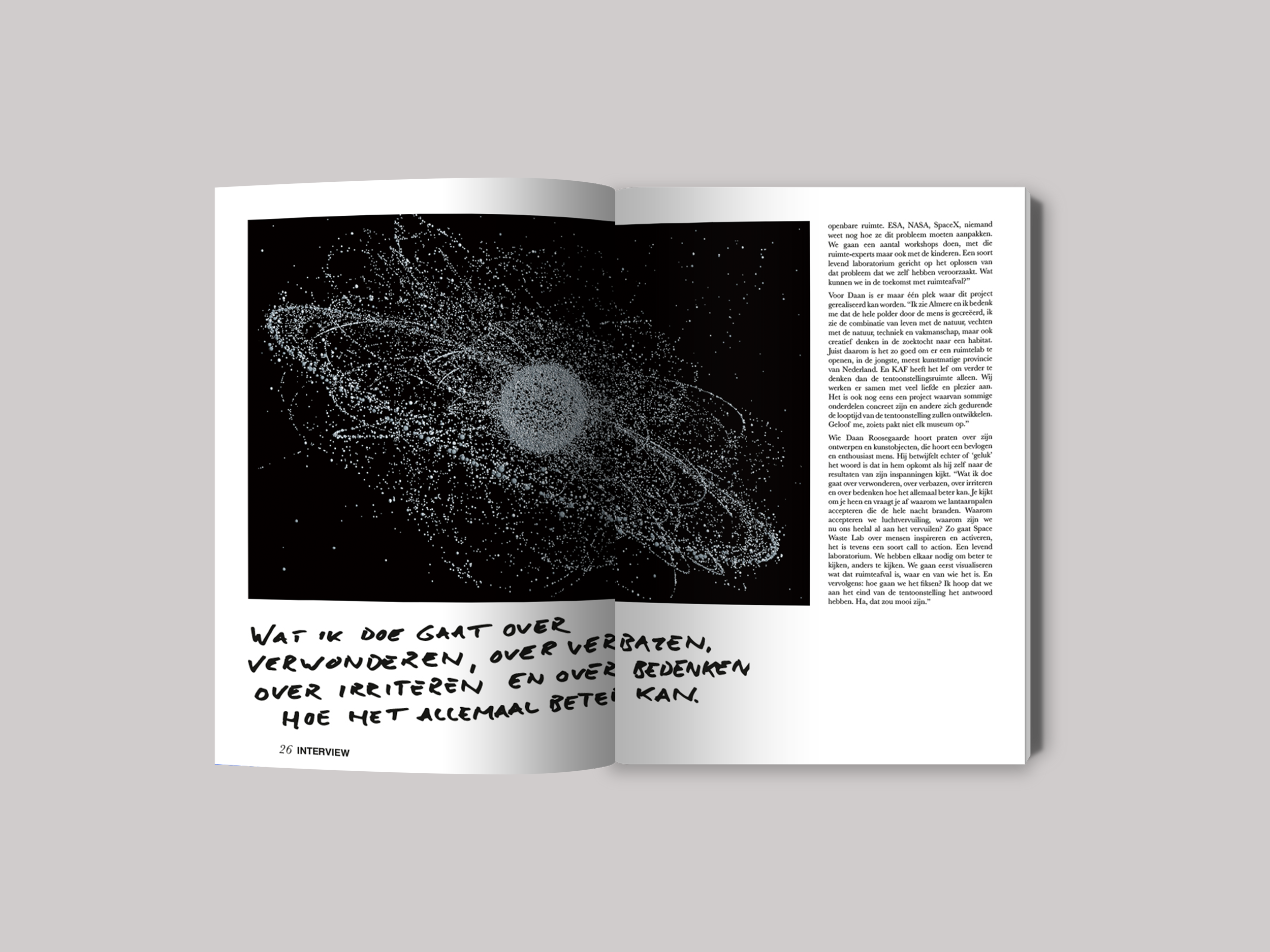 Open magazine with black and white diagram of celestial objects, handwritten text in Dutch at the bottom, and columns of printed text on the right page.