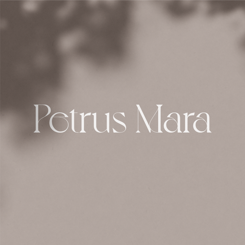 Text on a blurred background that reads 'Petrus Mara'