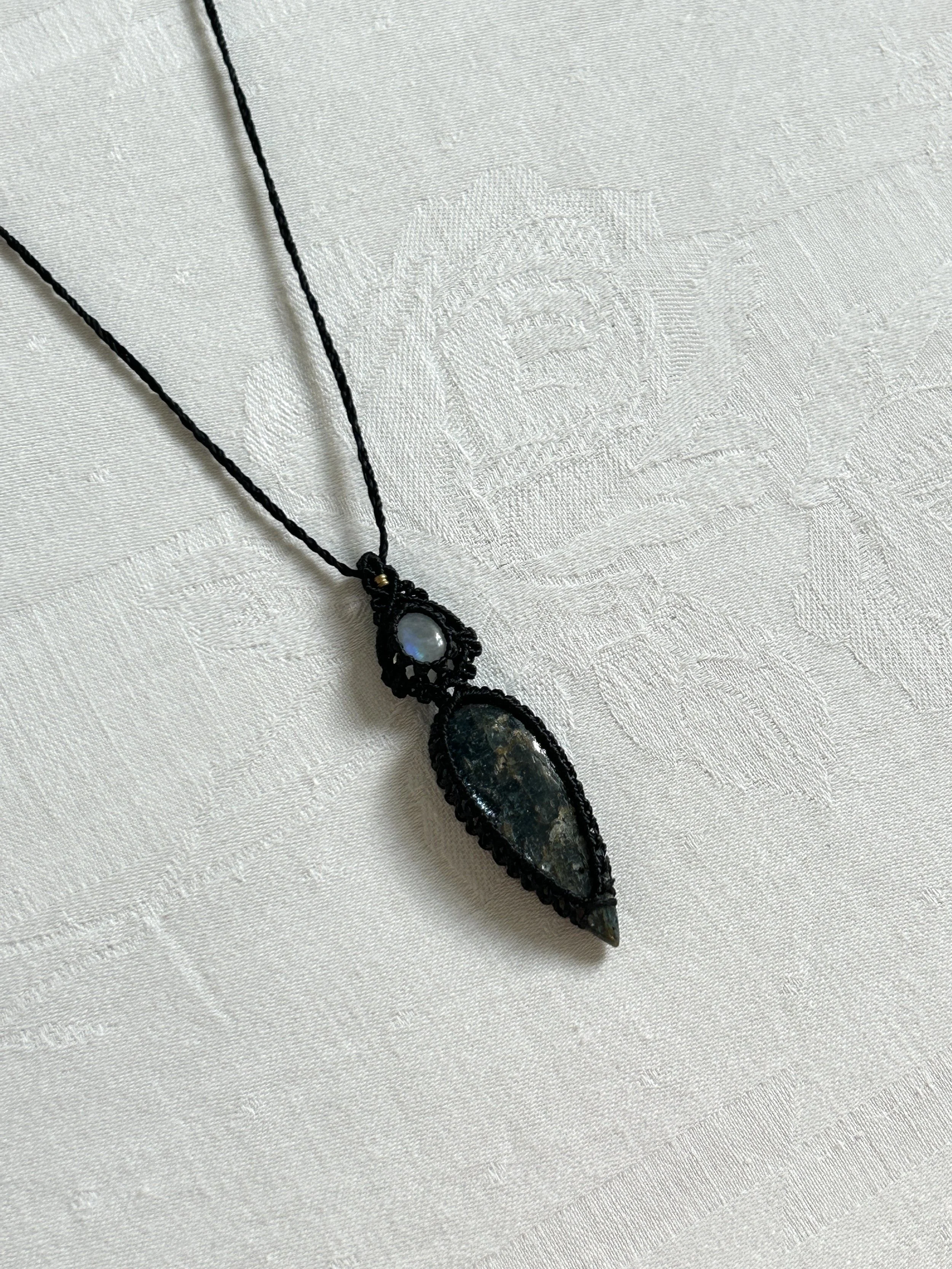 [095] kyanite + moonstone