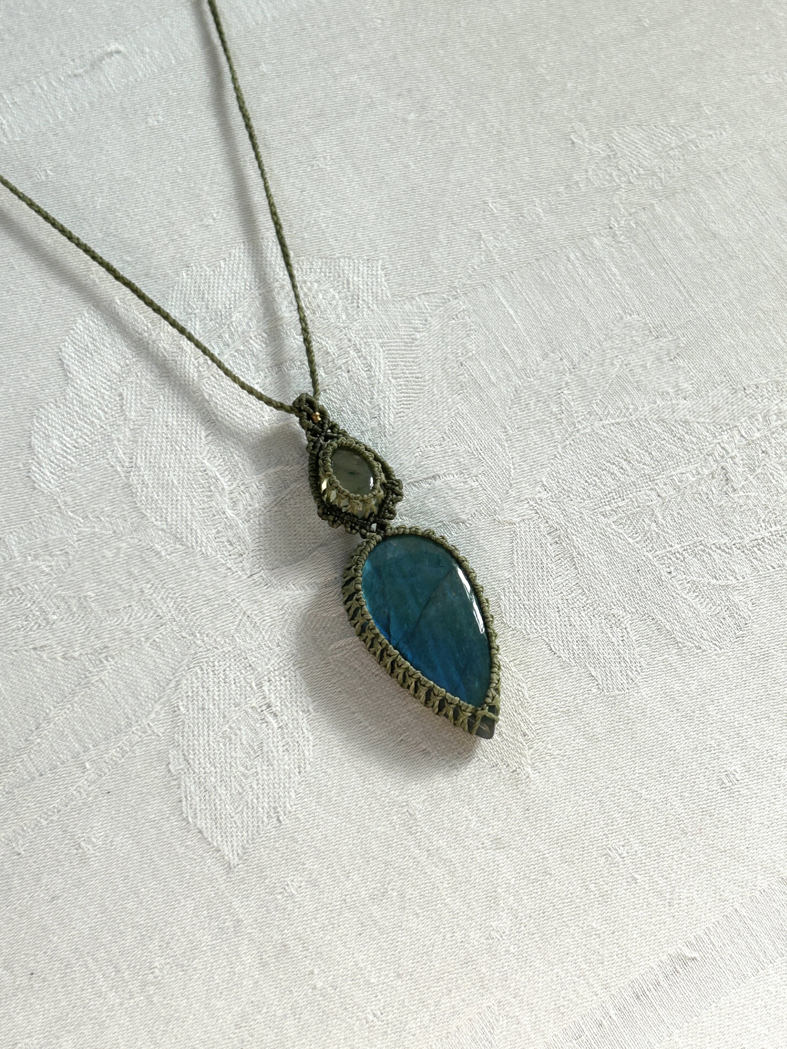 [106] labradorite + prehnite