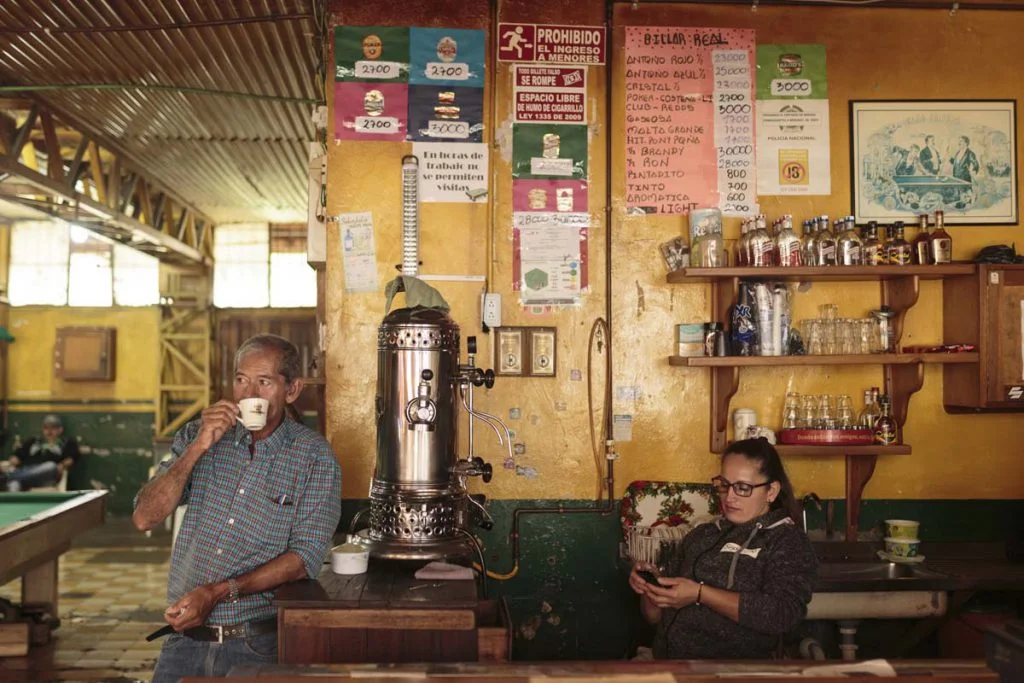 The billiard halls in Marsella are places of conversation where fresh coffee is never lacking. The town consumes an average of five cups of coffee per person per day. Juan Páez.