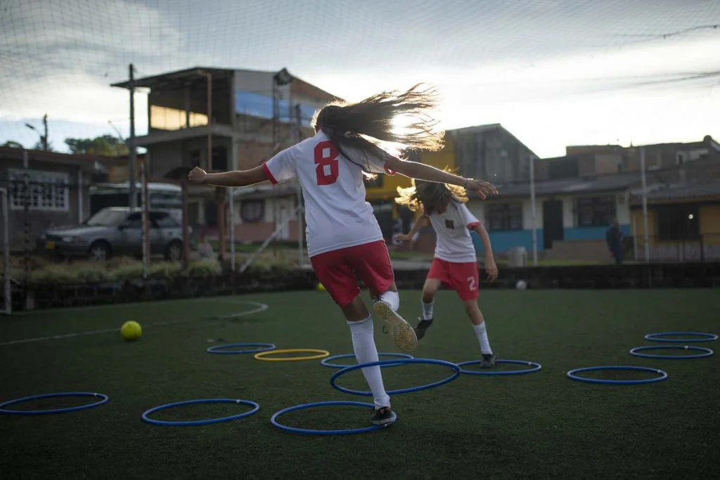 Salomé López and Sofia Cortés are beneficiaries of the Marsella Juega y Educa Foundation, supported by coffee growers in the region. In the first year after its founding, the soccer school (Sonreír No Cuesta Nada, “Smiles are Free”) was first runner…