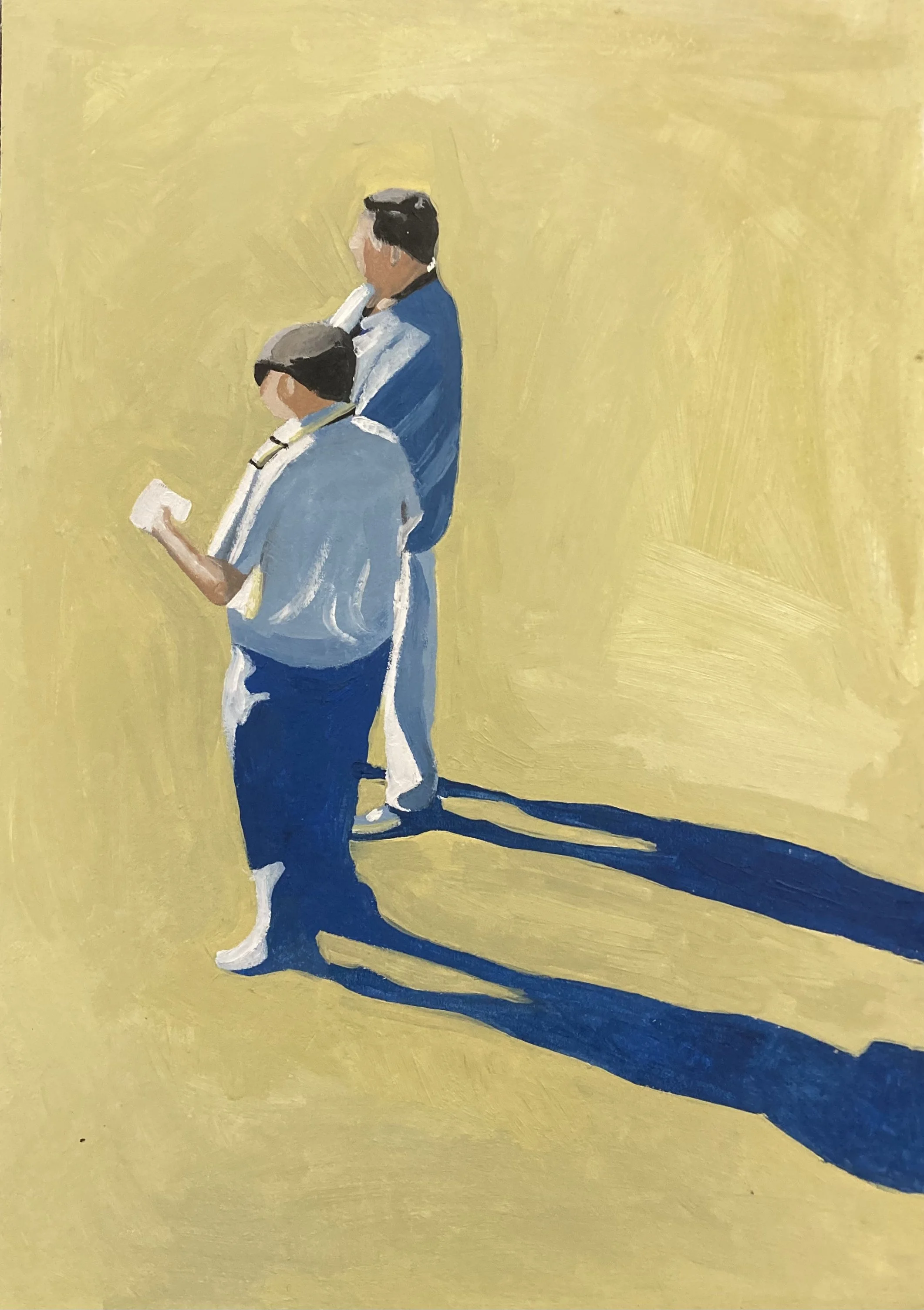Abstrakte Kunstdarstellung von drei Menschen mit dunklen Haaren, die in blauen Kleidern oder Anzügen stehen, vor einem gelben Hintergrund. Einer liest ein Papier, die anderen schauen vor sich. Langer Schatten auf dem Boden.
