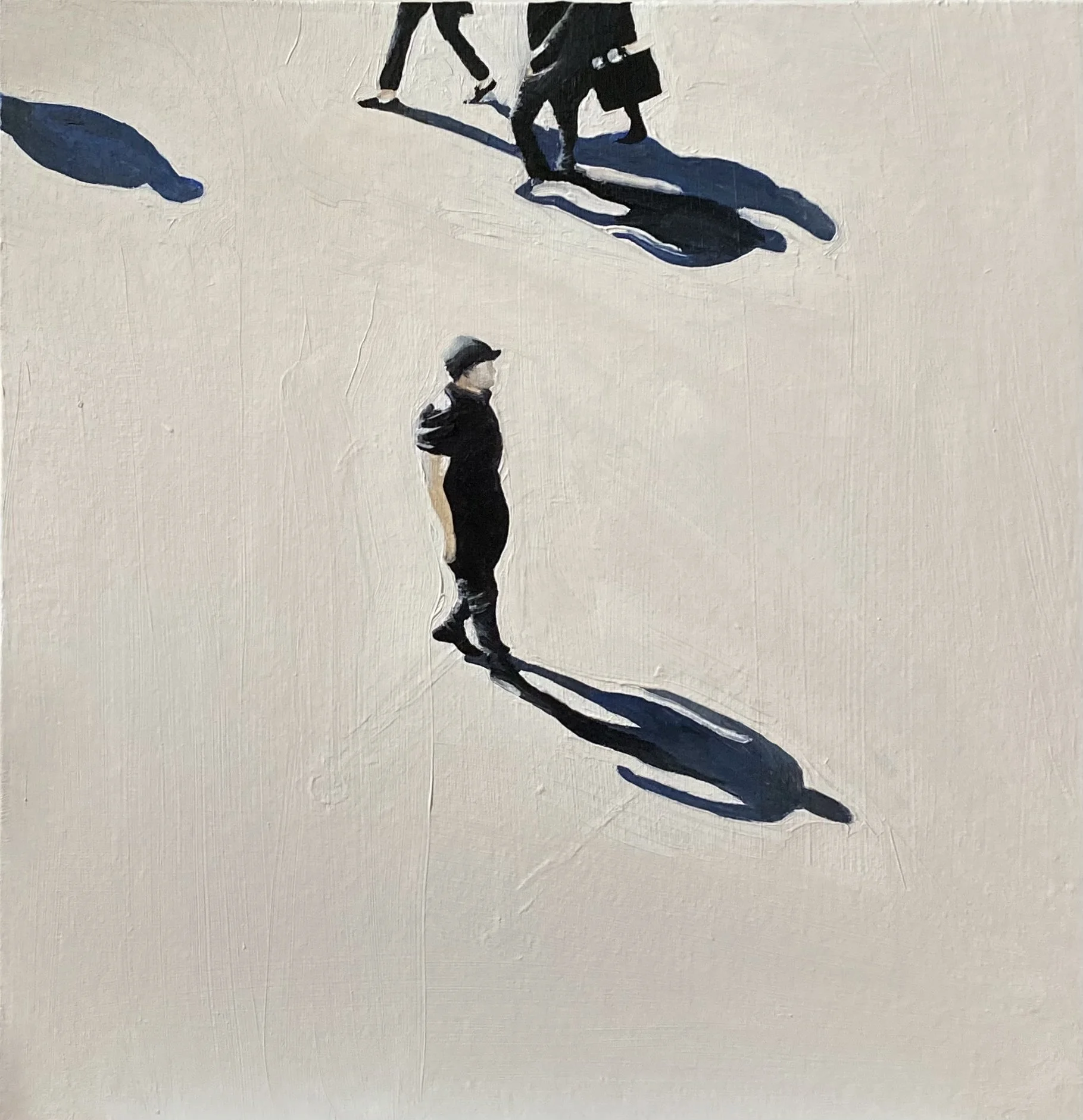 Zeichnung von einem Mann, der einen Schatten macht, der wie eine Schlange aussieht, während er auf einer weißen Fläche steht.
