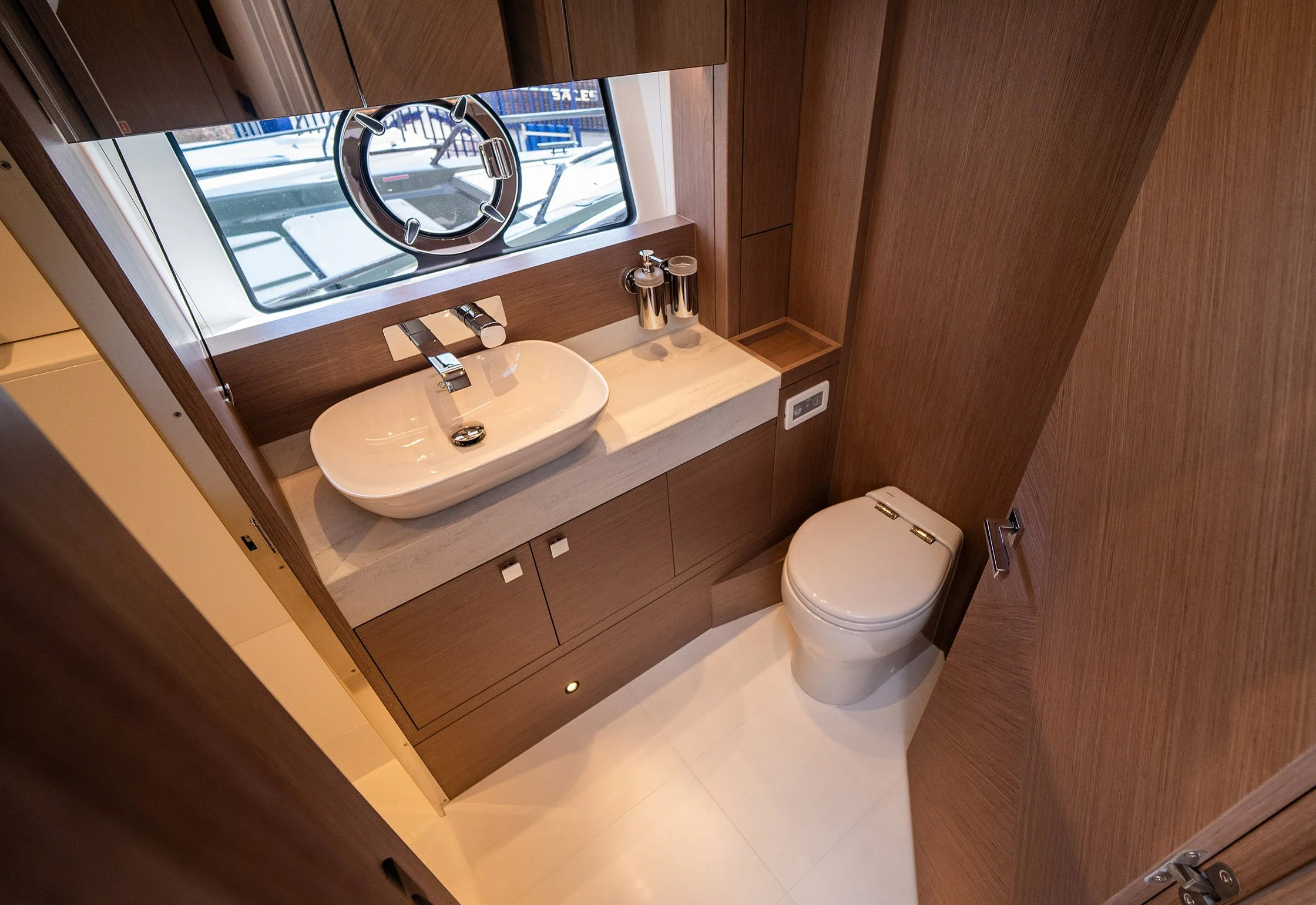 35 - VIP Cabin En Suite.jpg