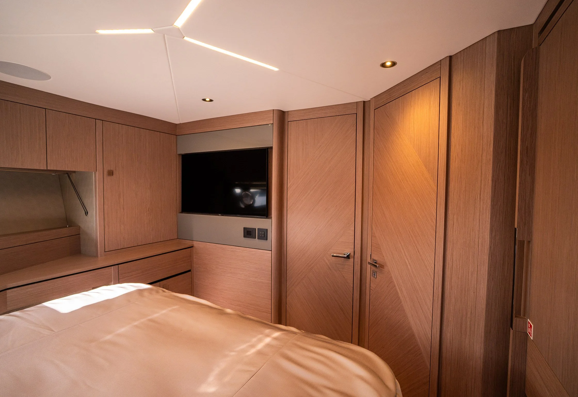 33 - VIP Cabin.jpg
