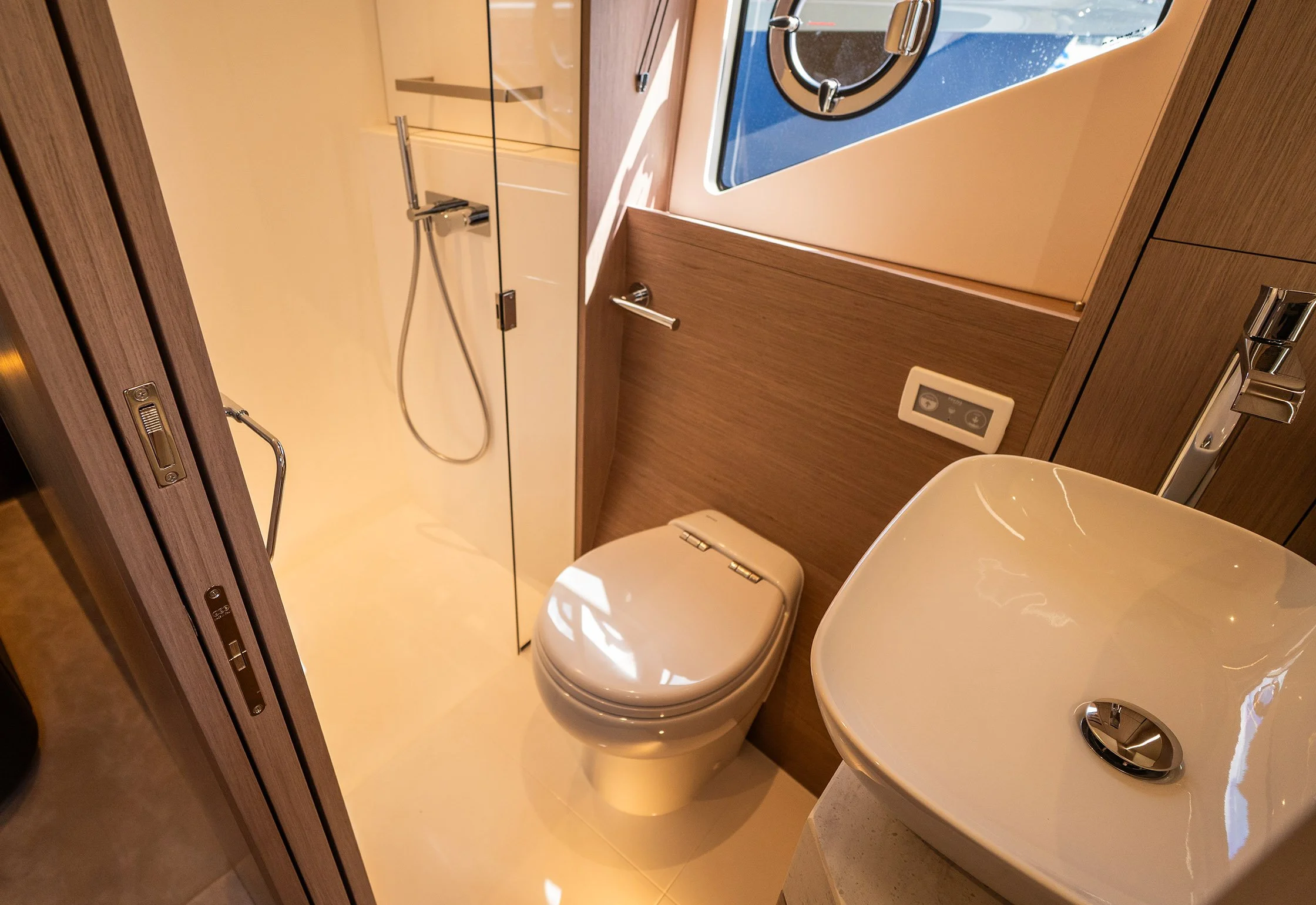 30 - Master Cabin En Suite.jpg