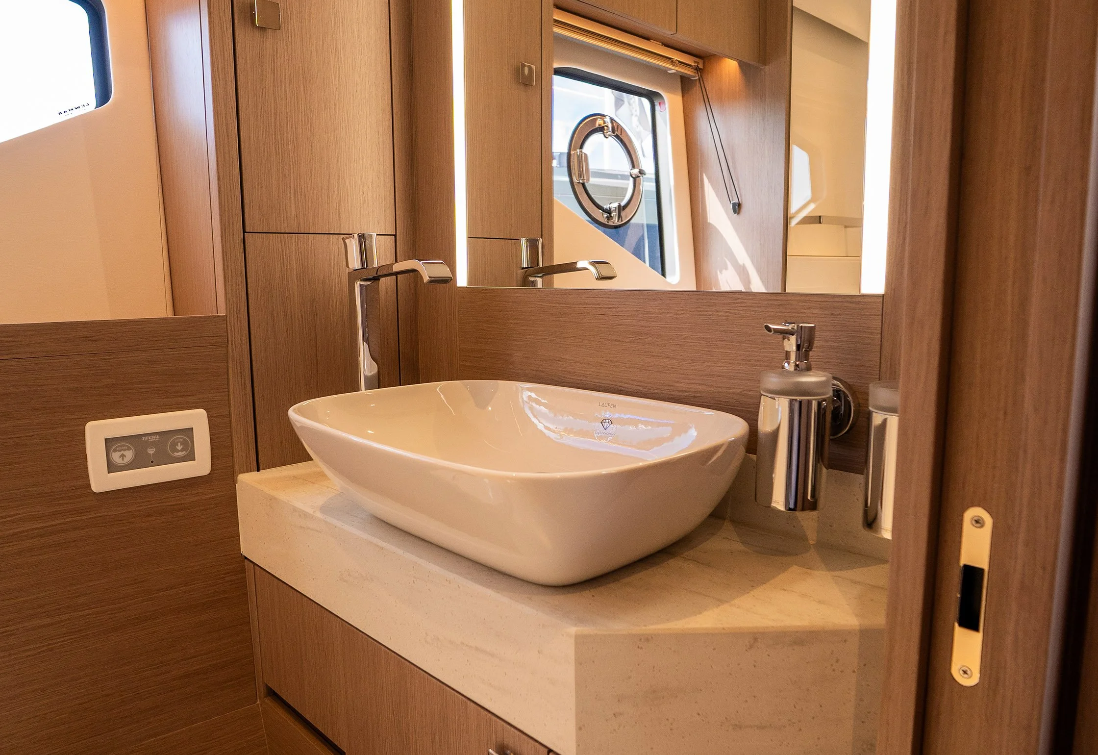 31 - Master Cabin En Suite.jpg