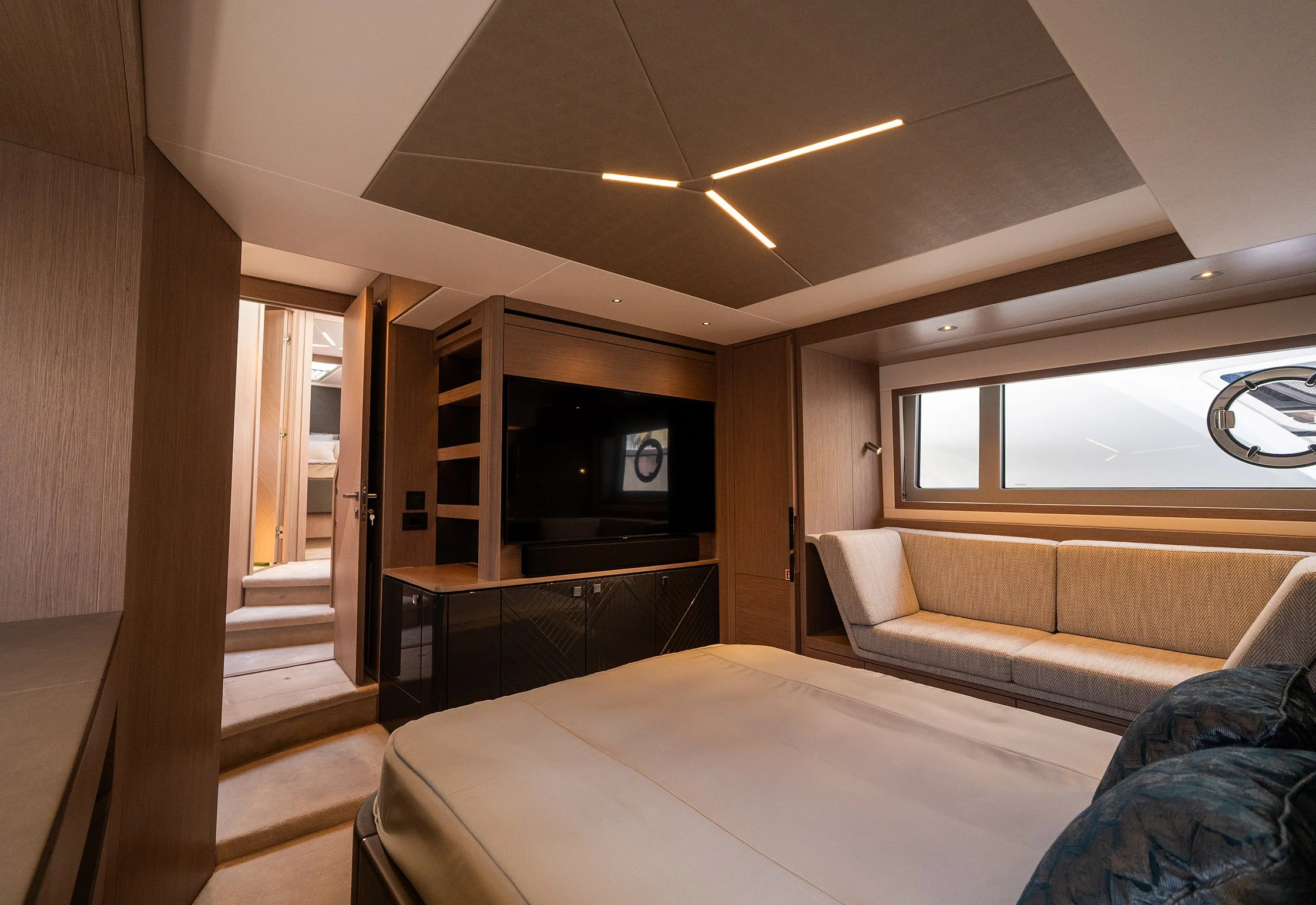 27 - Master Cabin.jpg