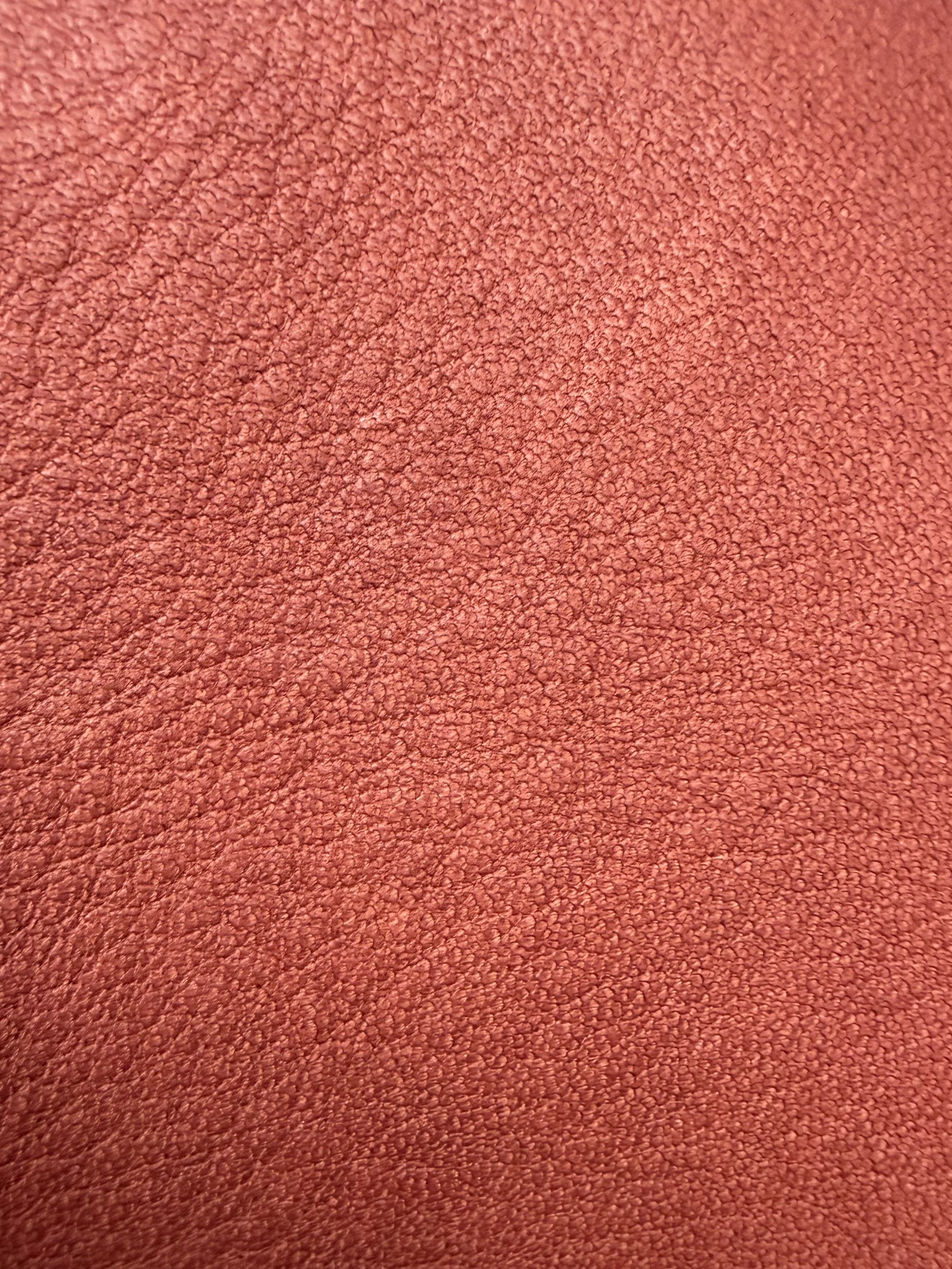 Texture de tissu en cuir ou similicuir de couleur rouge.