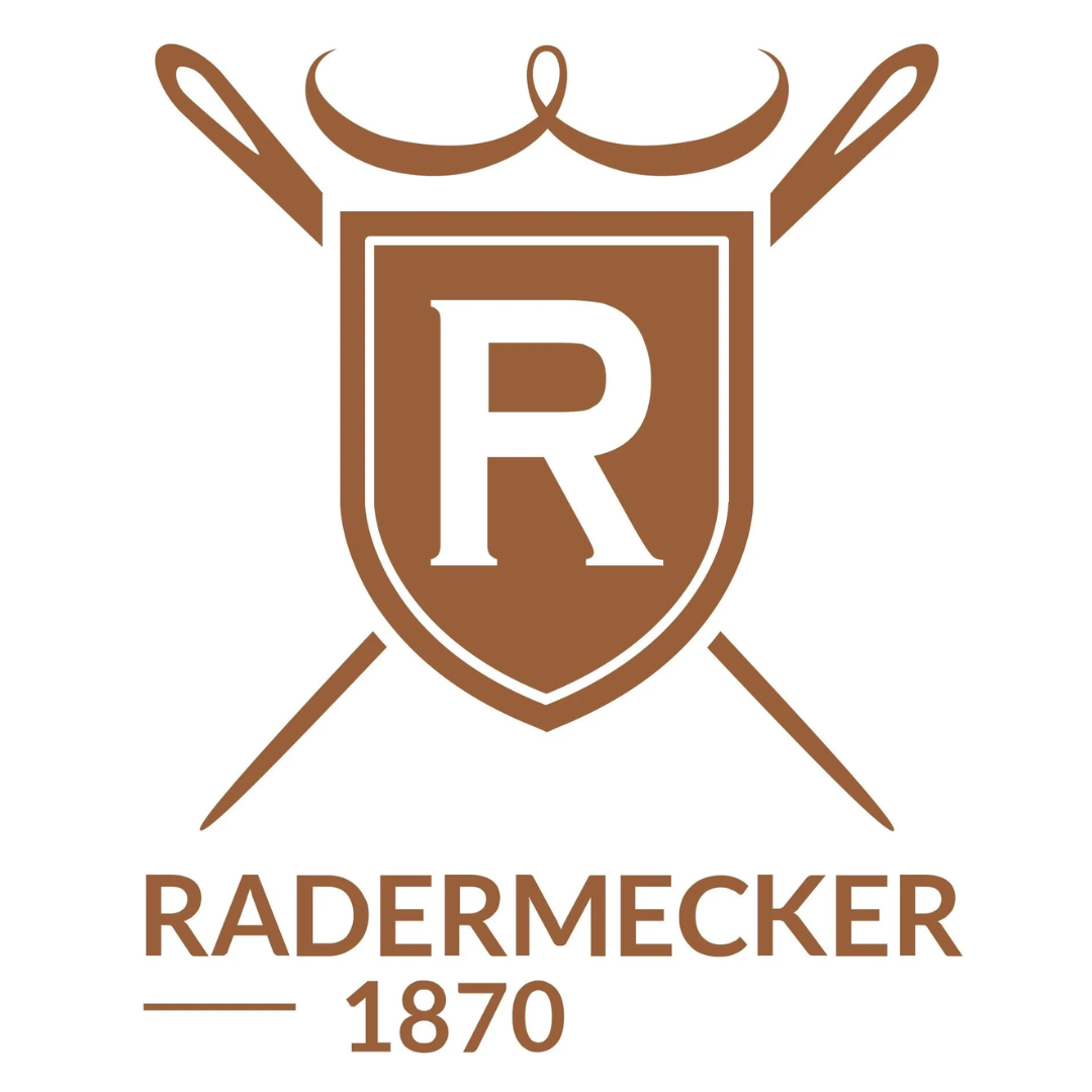 Logo de Radermecker avec un bouclier, un R blanc au centre, deux épées croisées derrière, et le texte "Radermecker 1870" en dessous.