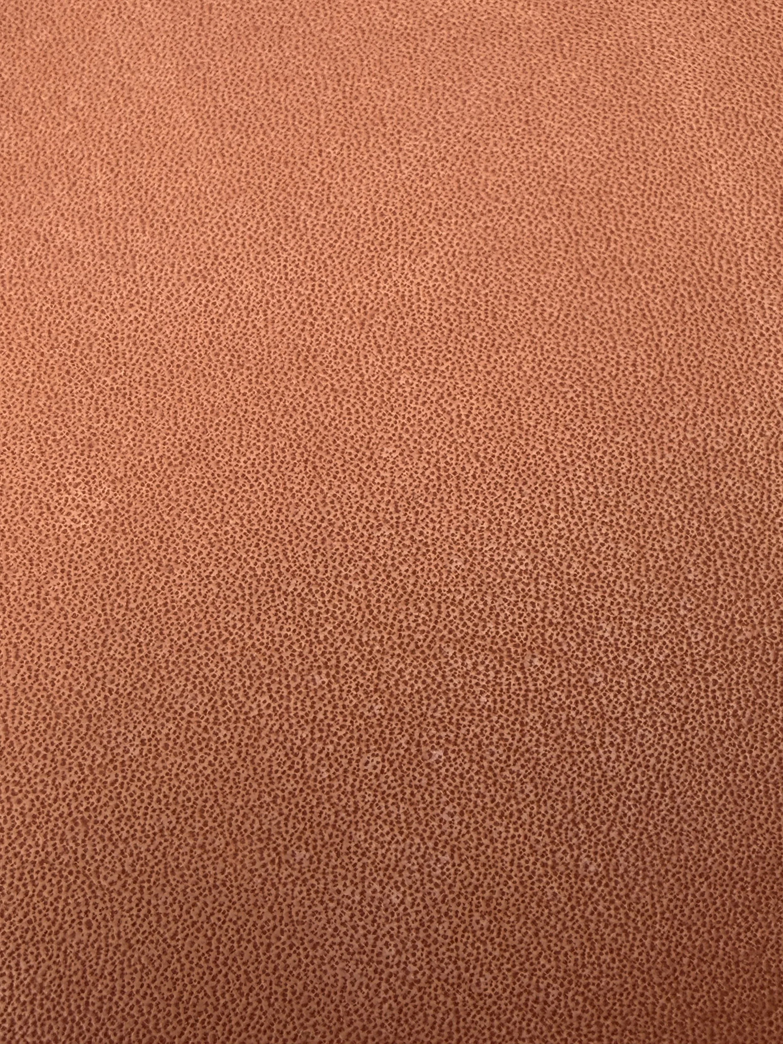 Photo d'une surface en caoutchouc synthétique d'une couleur orange avec une texture granuleuse.