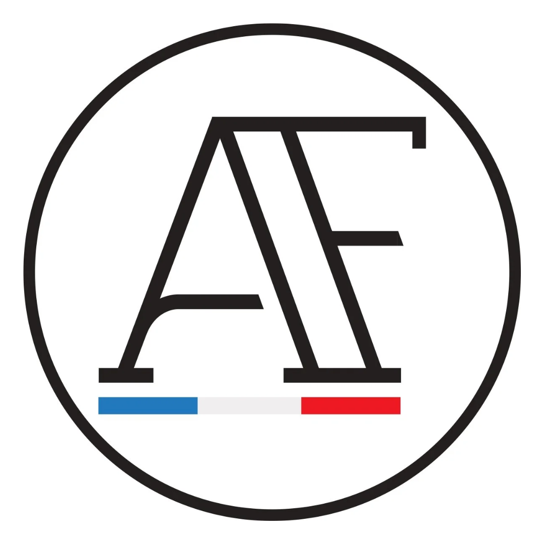 Logo avec lettres A et F, entouré d'un cercle, avec une bande tricolore bleu, blanc, rouge en bas.