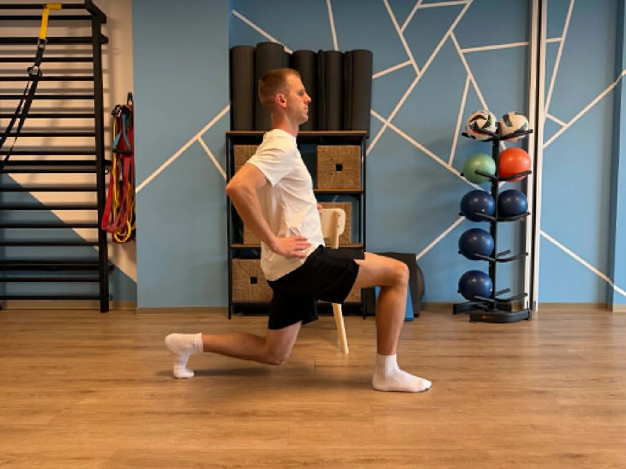 S9: Supported lunge