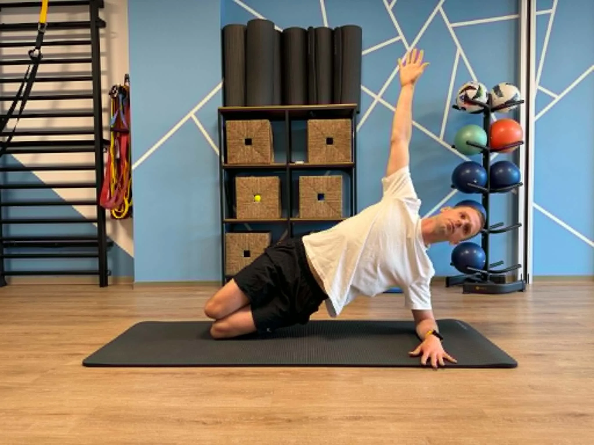 S2: Side plank on knees