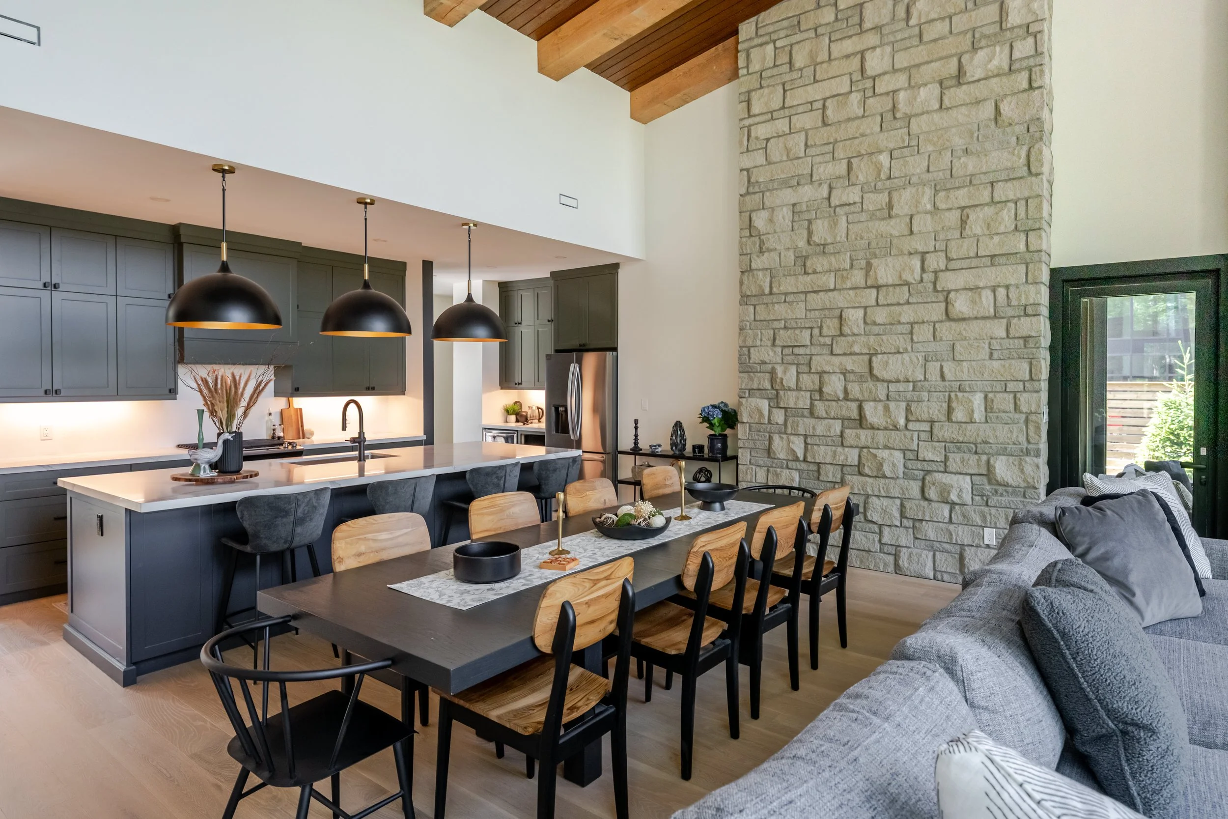 large dining table, perfect for large groups and corporate retreats