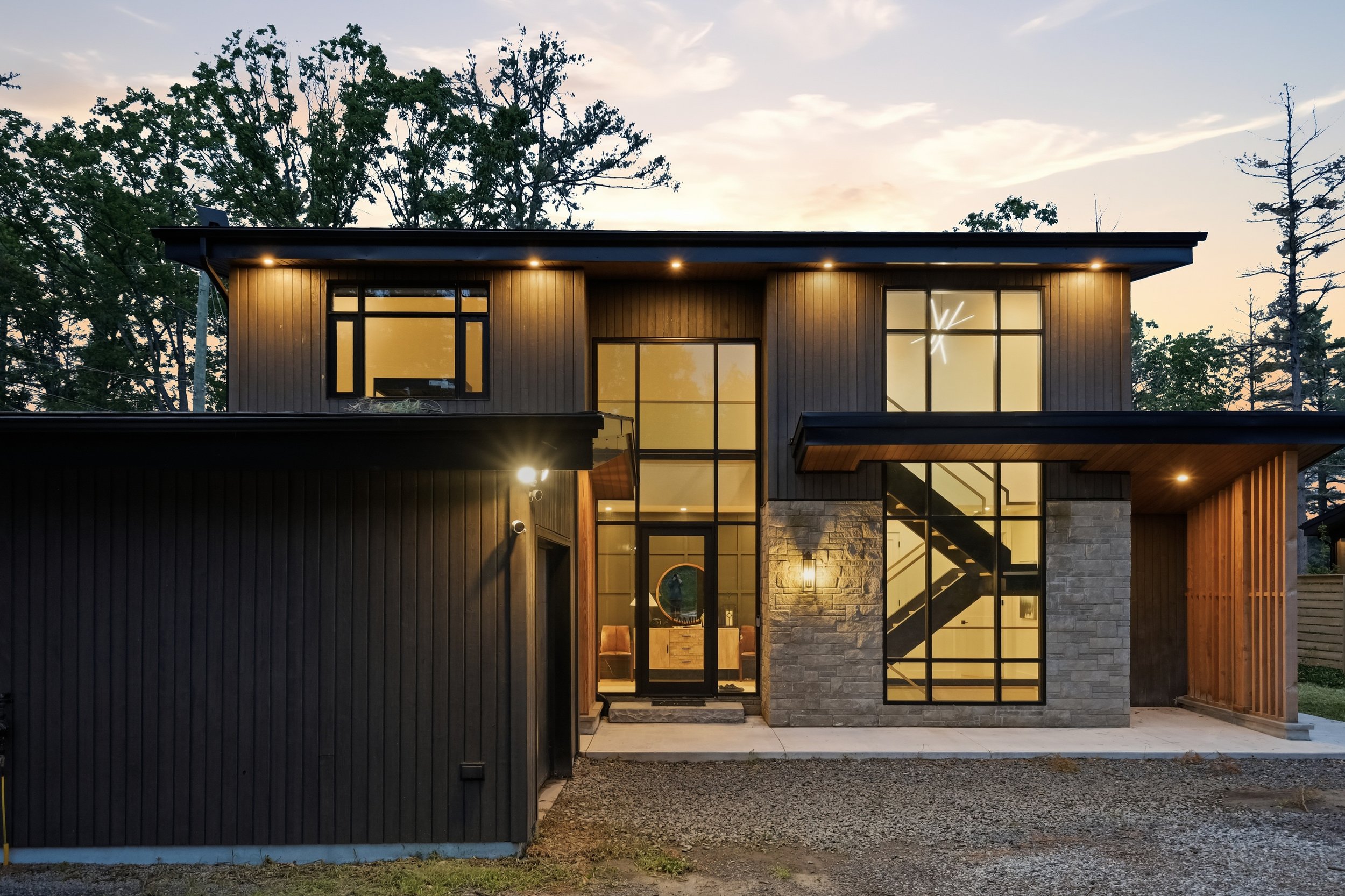 Modern waterfront cottage in Muskoka with floor to ceiling windows
